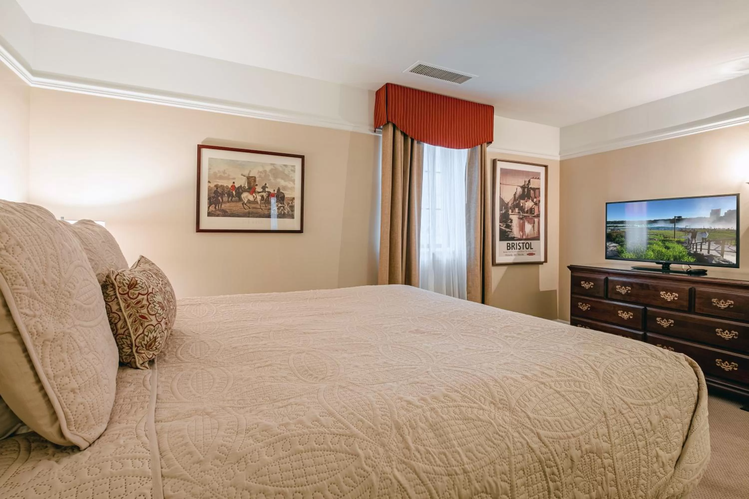 Bedroom, Bed in Red Coach Inn