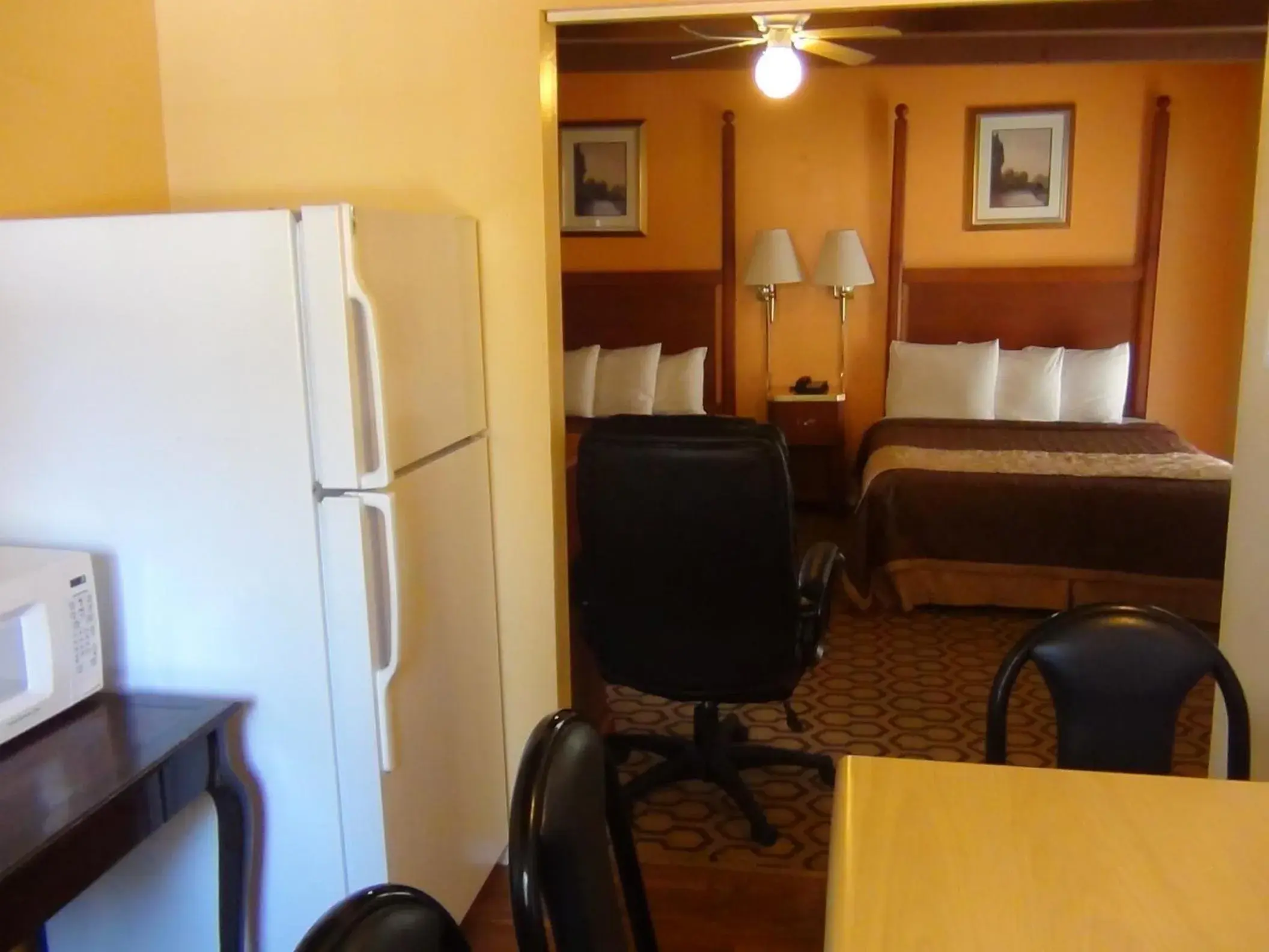 Kitchen or kitchenette, Seating Area in Alpine Inn & Spa