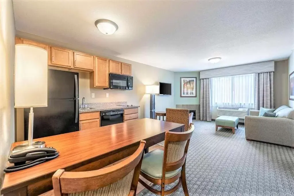 Kitchen/Kitchenette in AmeriVu Inn and Suites - Chisago City