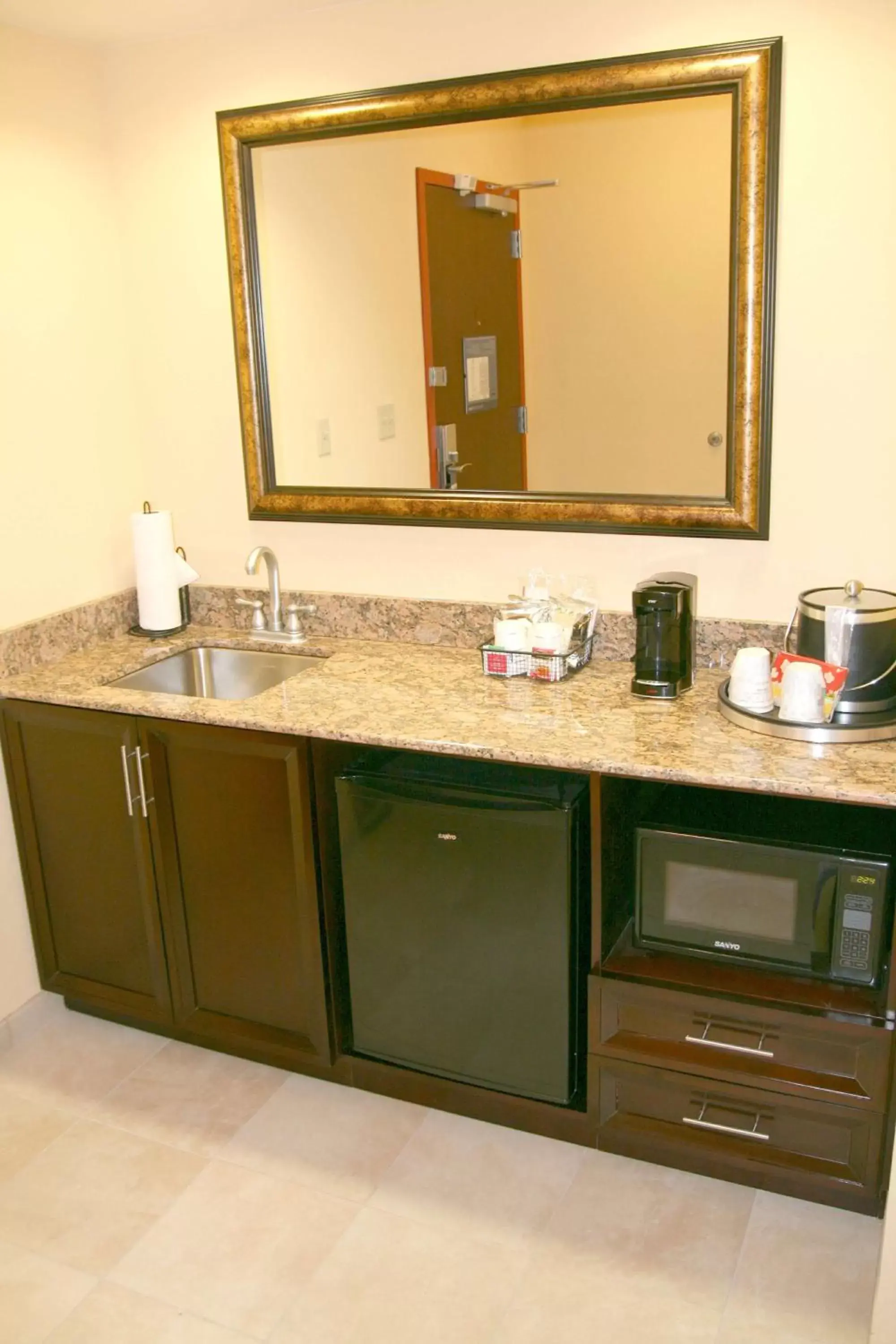 Kitchen or kitchenette, Bathroom in Hampton Inn & Suites Denver/Highlands Ranch