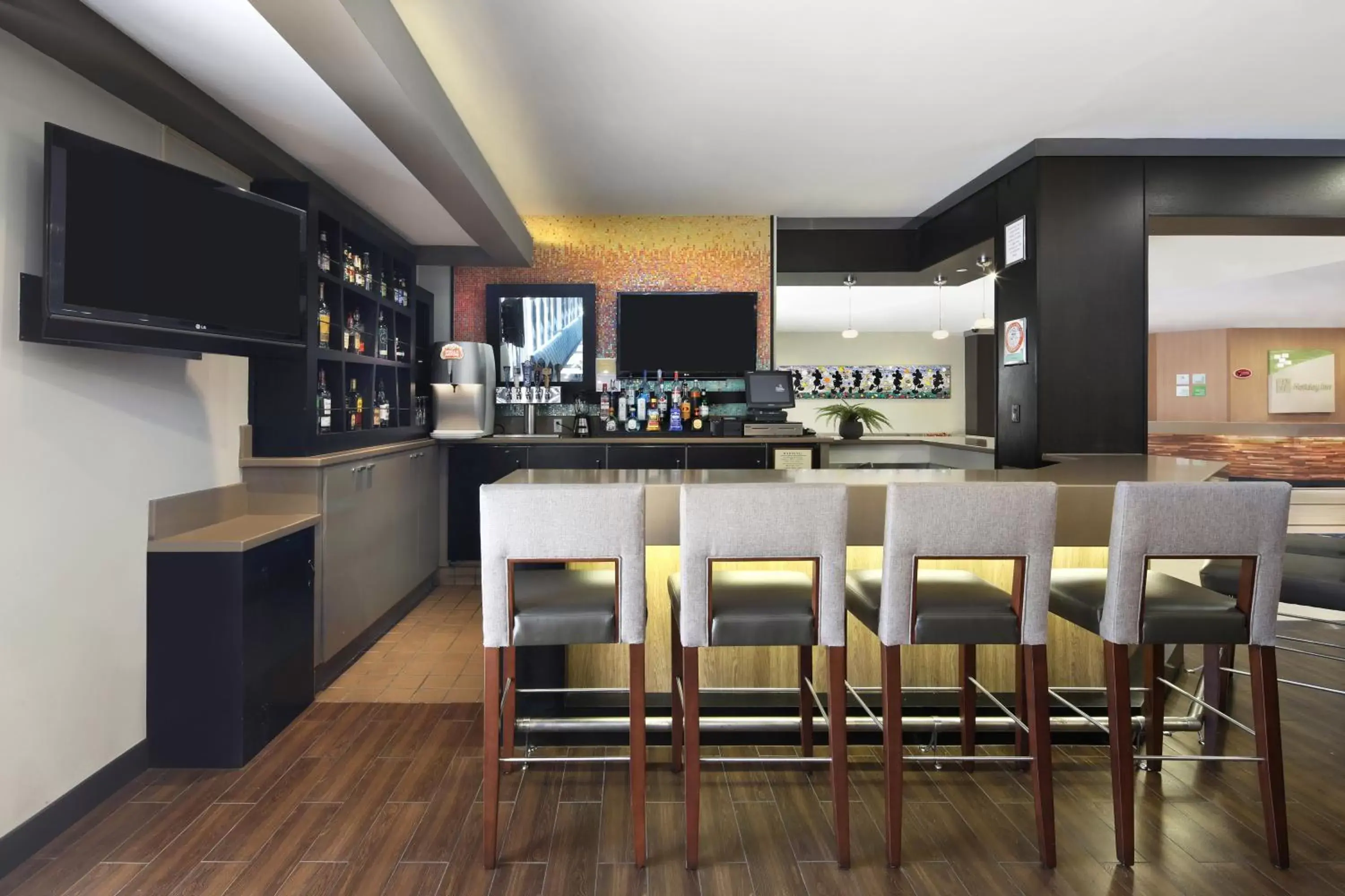 Lounge or bar, Lounge/Bar in Holiday Inn Hotel & Suites Anaheim, an IHG Hotel