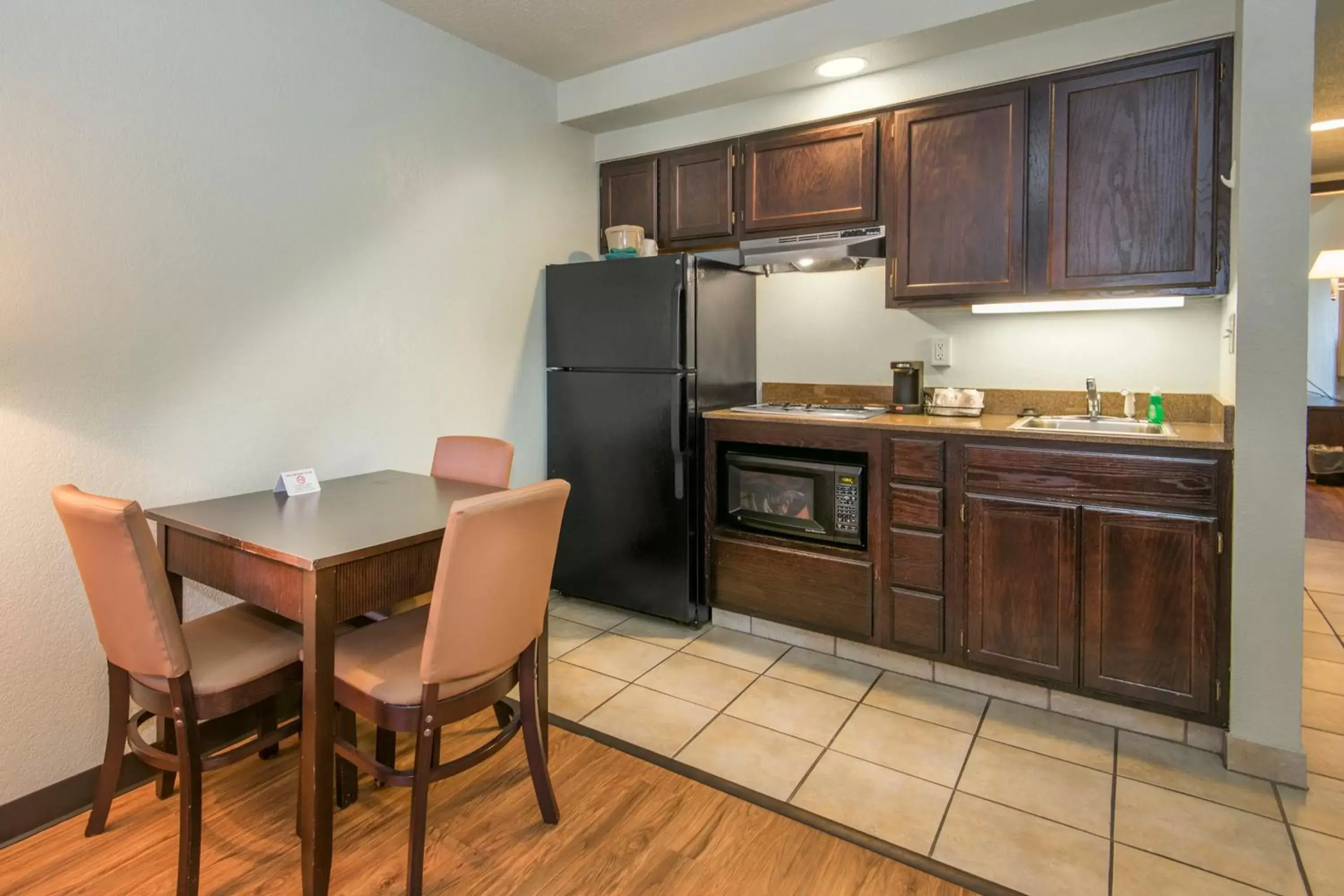 Kitchen/Kitchenette in Markham House Suites Little Rock Medical Center