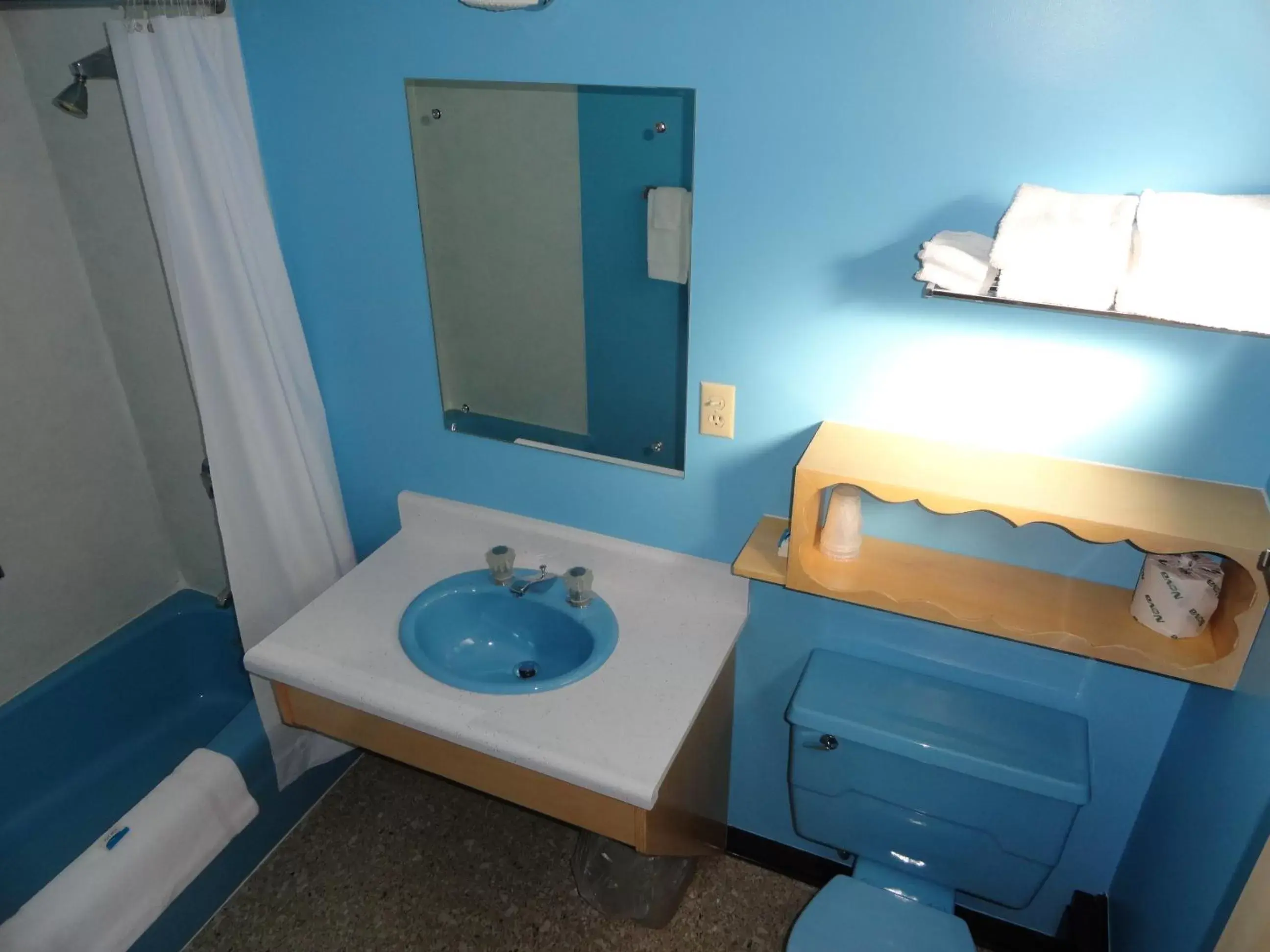 Bathroom in Cedars Motel