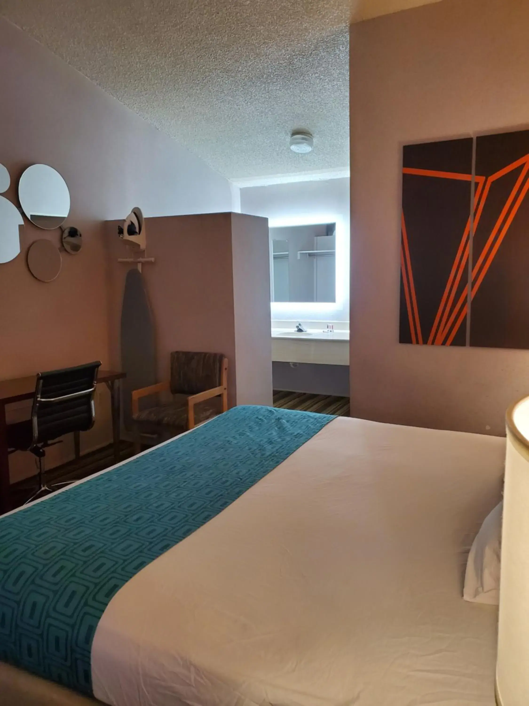 Bedroom, Bed in Howard Johnson by Wyndham Phoenix Airport/Downtown Area
