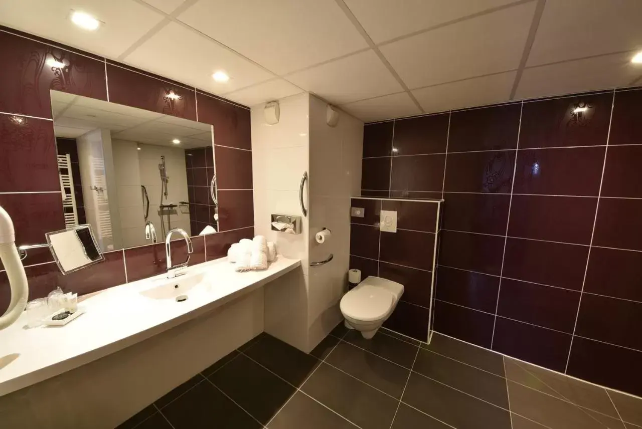 Bathroom in Hotel Le Quercy - Sure Hotel Collection by Best Western
