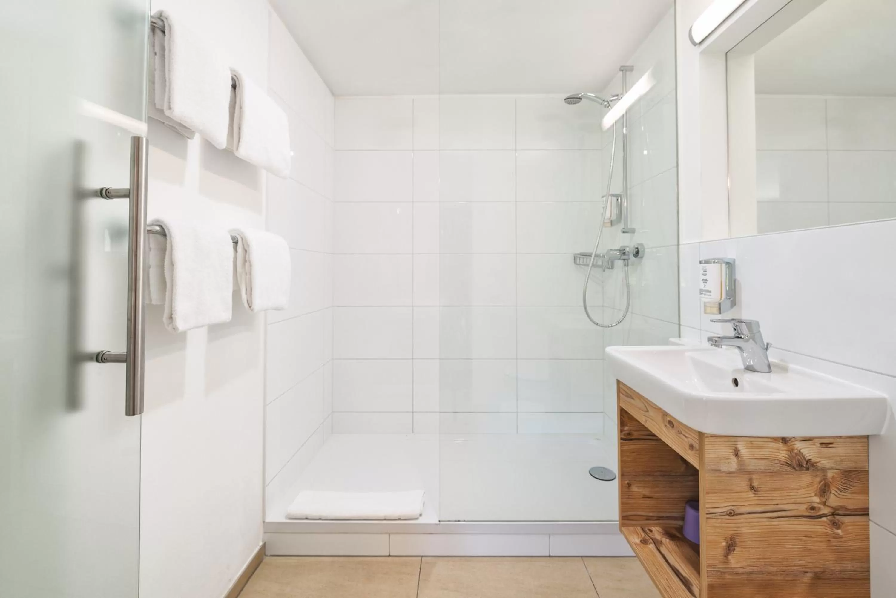 Bathroom in Motel Engel - self checkin