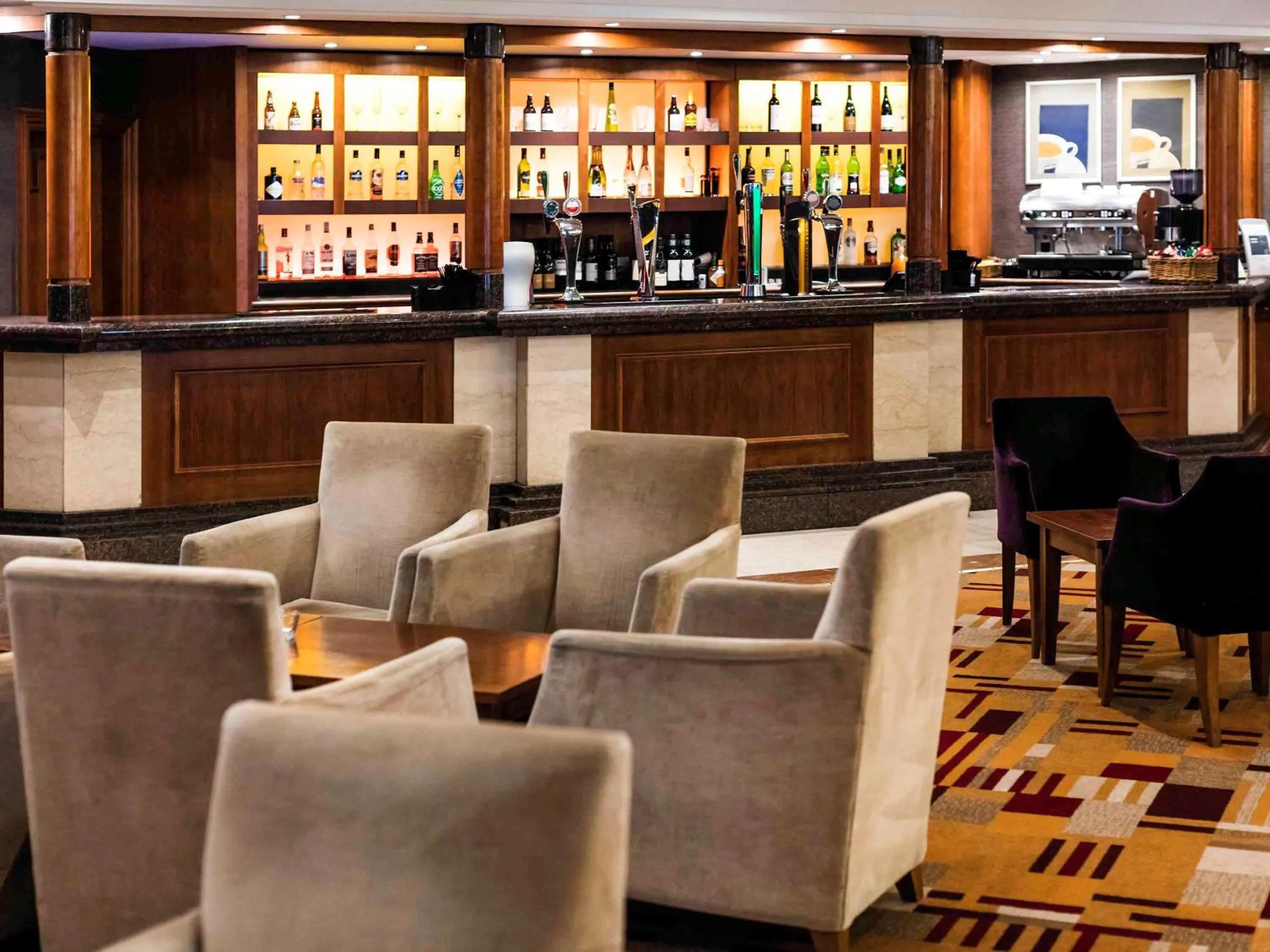Lounge or bar in Mercure Daventry Court Hotel