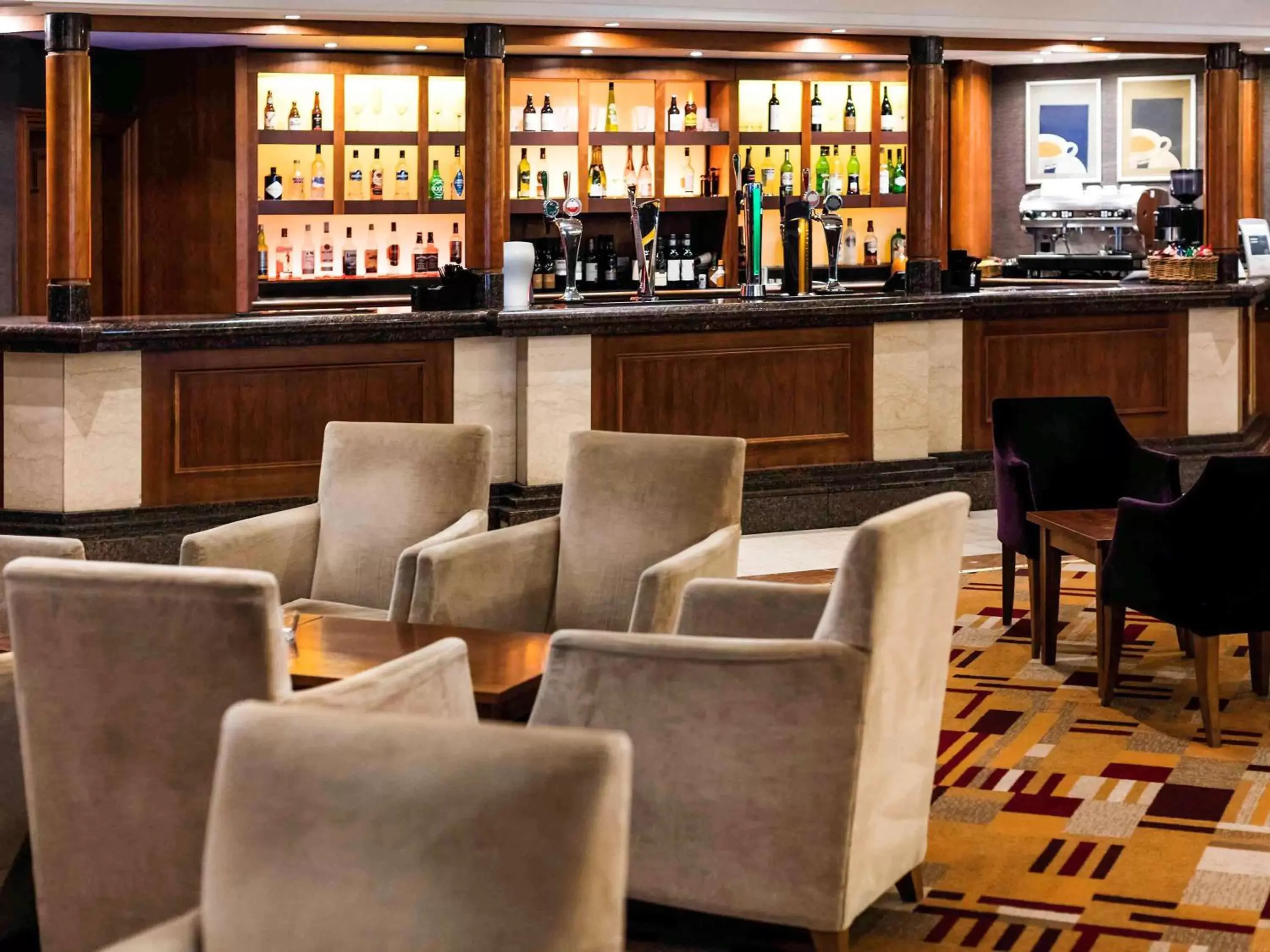 Lounge or bar, Lounge/Bar in Mercure Daventry Court Hotel