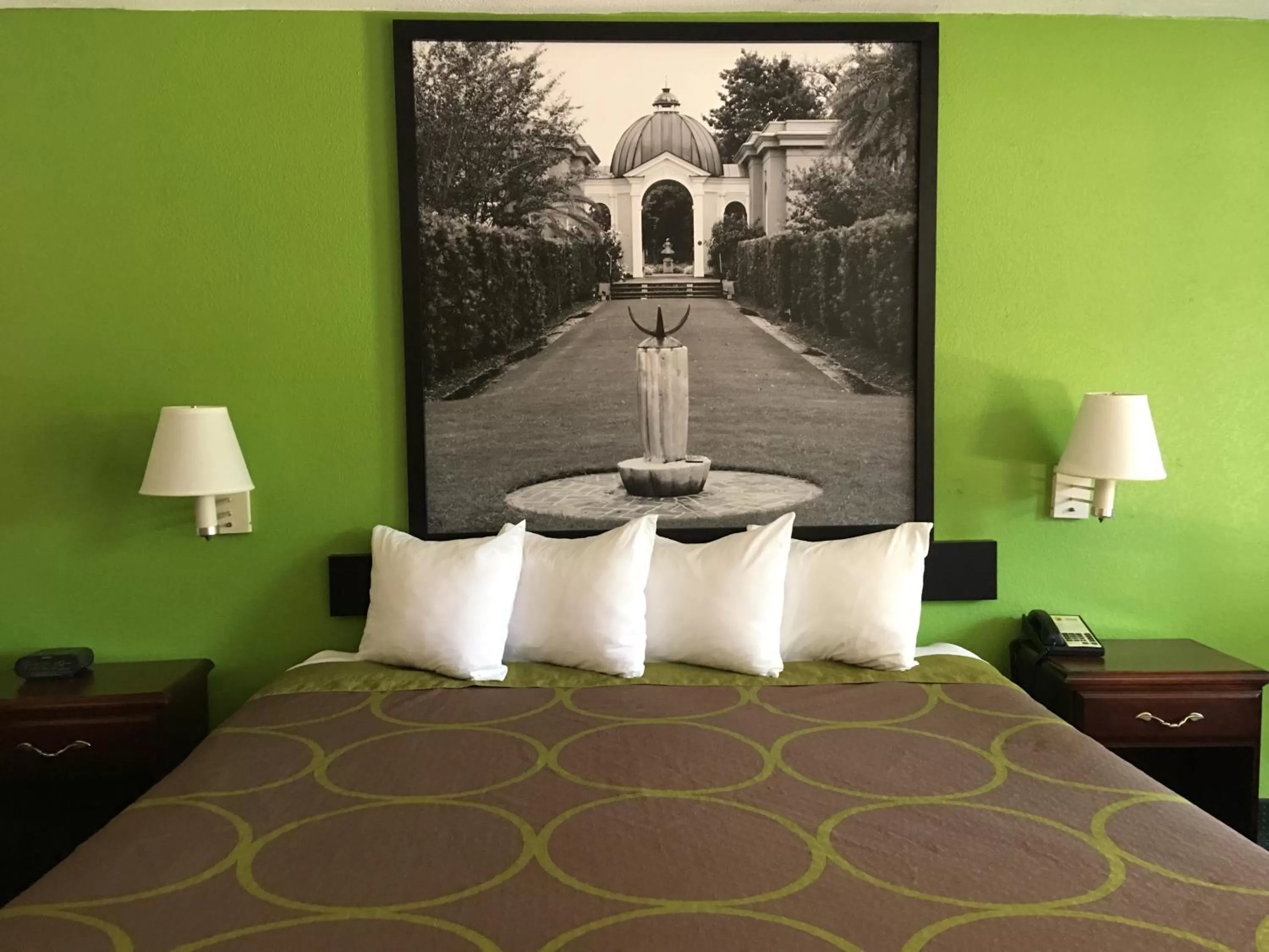 Bedroom, Bed in Super 8 by Wyndham Mobile