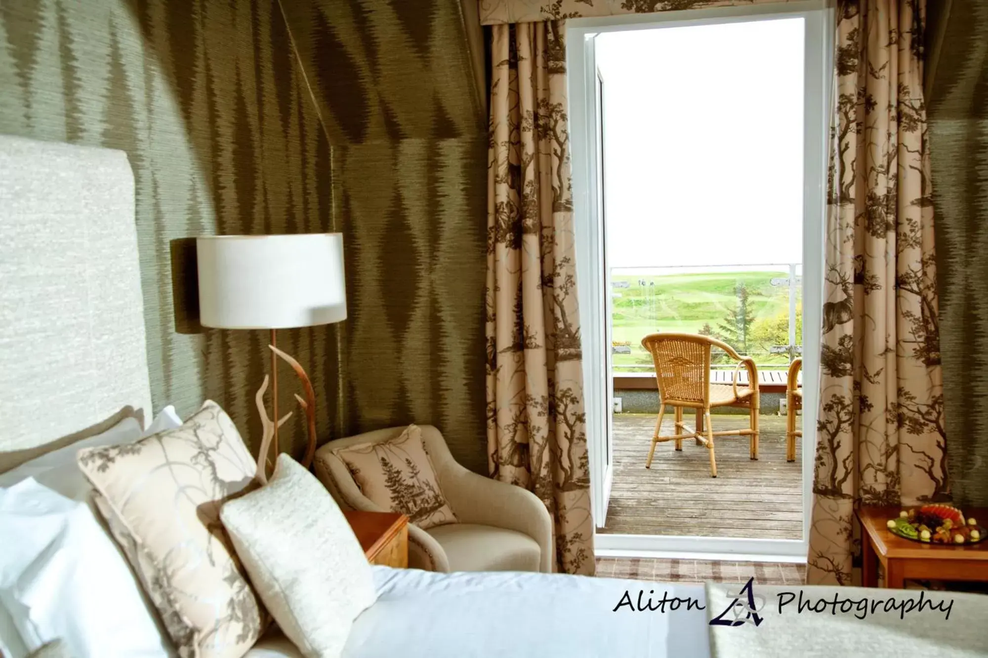 Bedroom, Seating Area in Old Manor Hotel