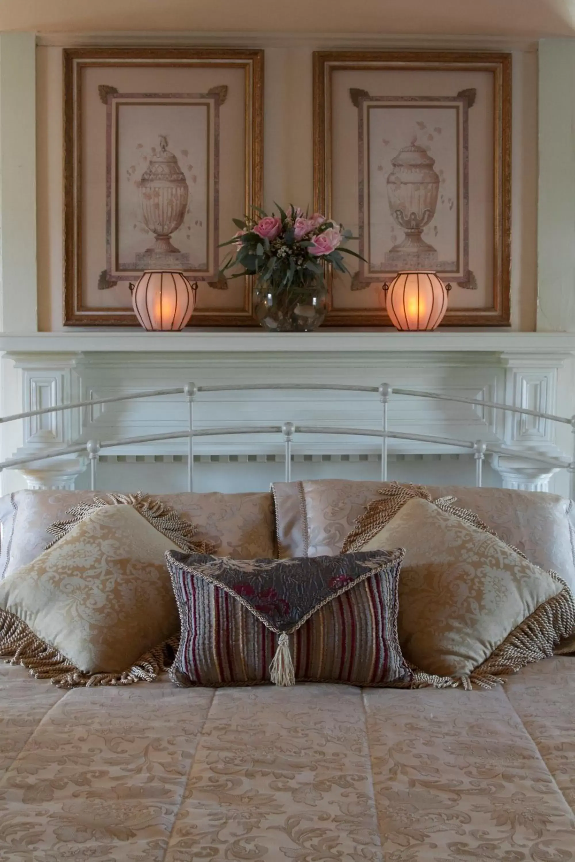 Decorative detail, Bed in Scranton Seahorse Inn