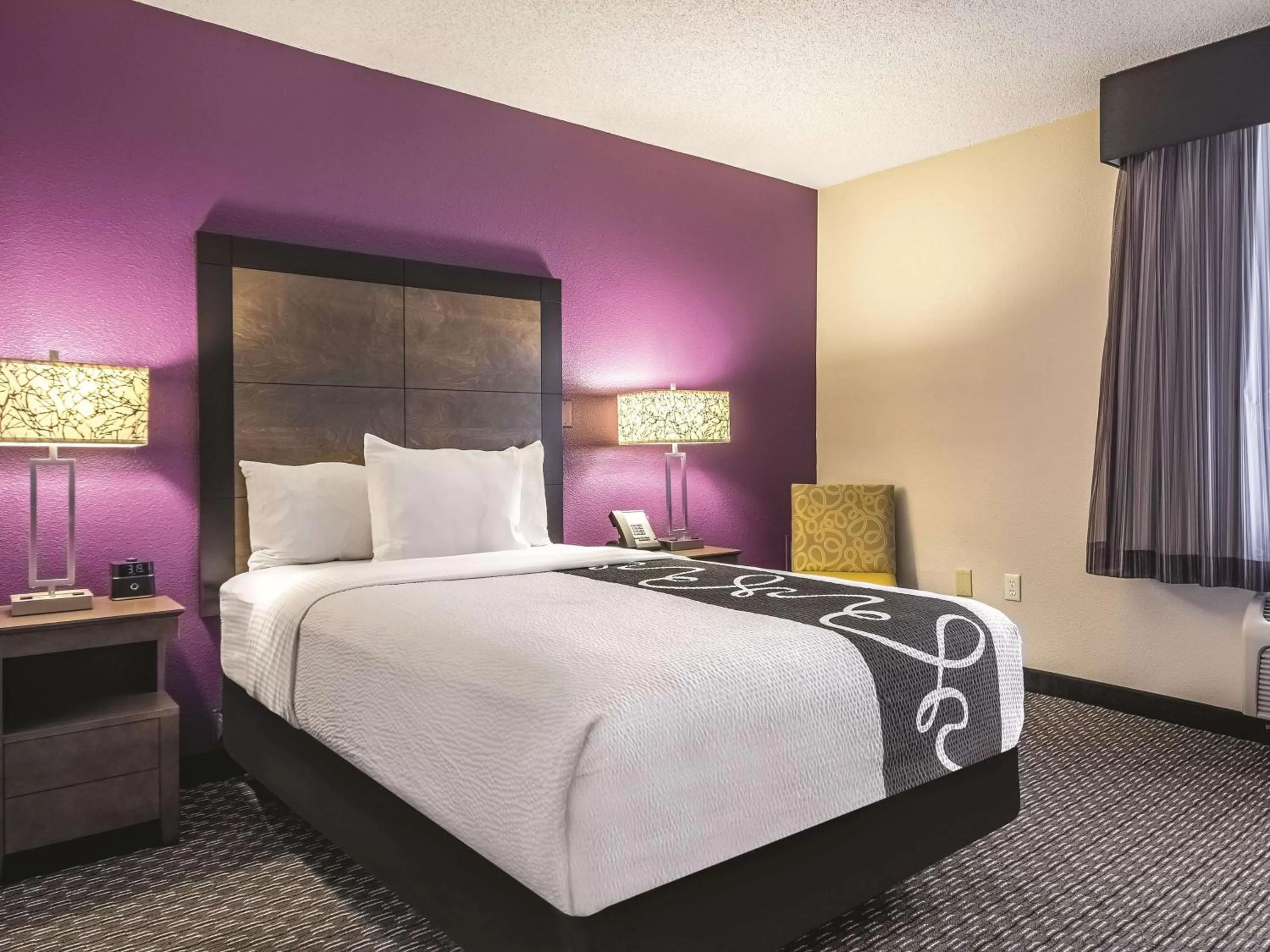 Photo of the whole room, Bed in La Quinta by Wyndham Hartford Bradley Airport