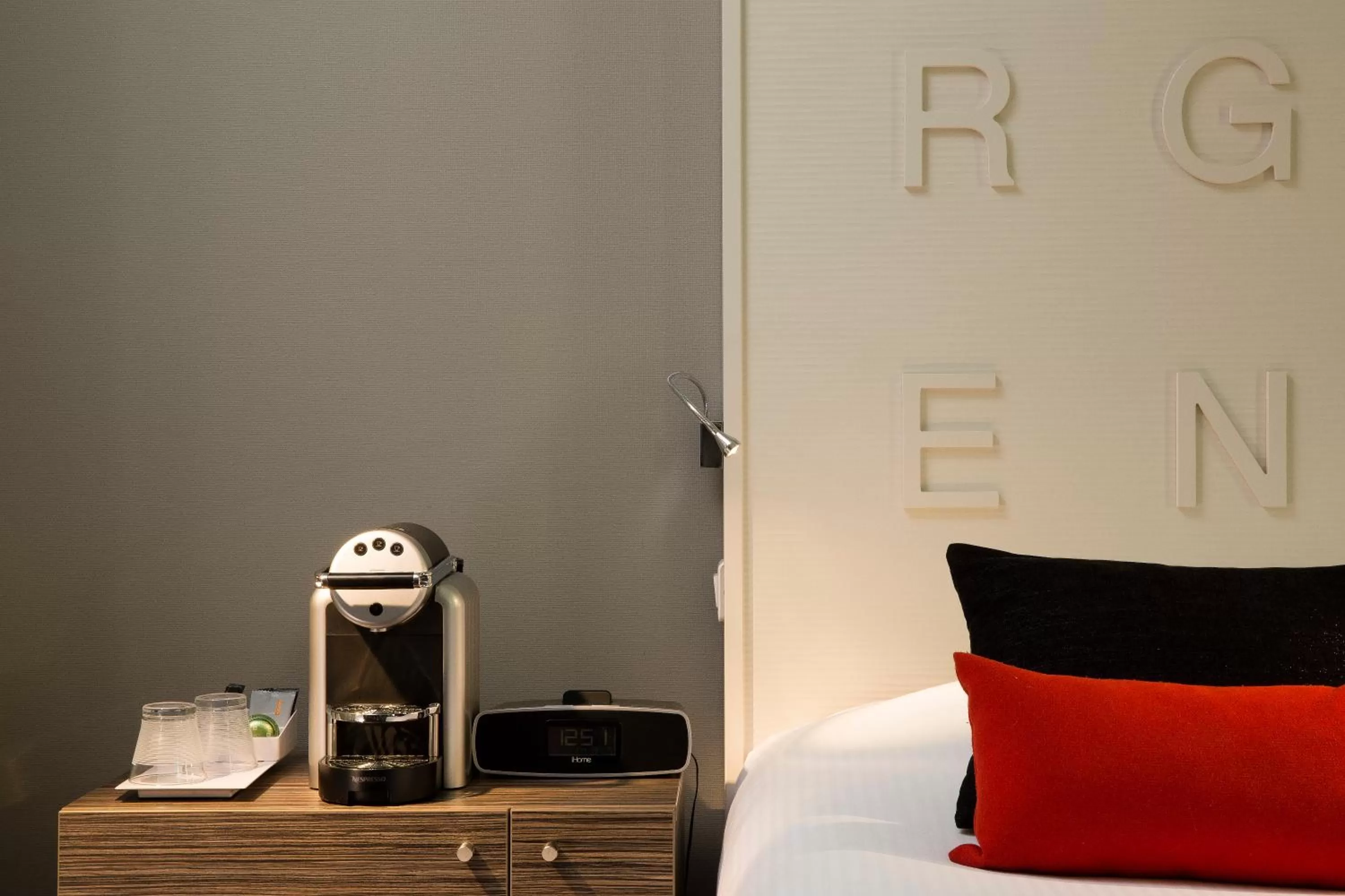 Coffee/tea facilities, Bed in Hôtel Gutenberg