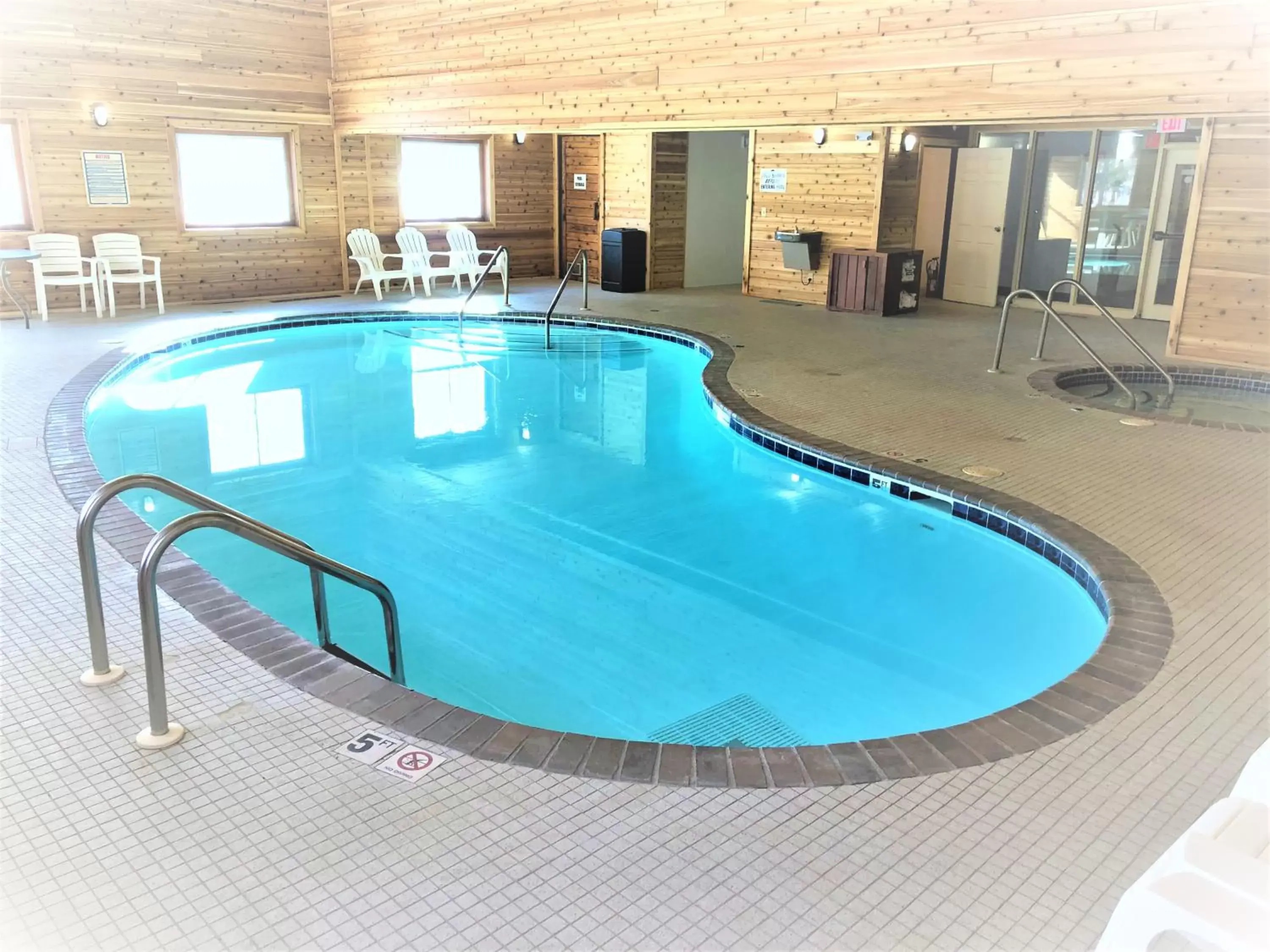Swimming Pool in Super 8 by Wyndham Shakopee