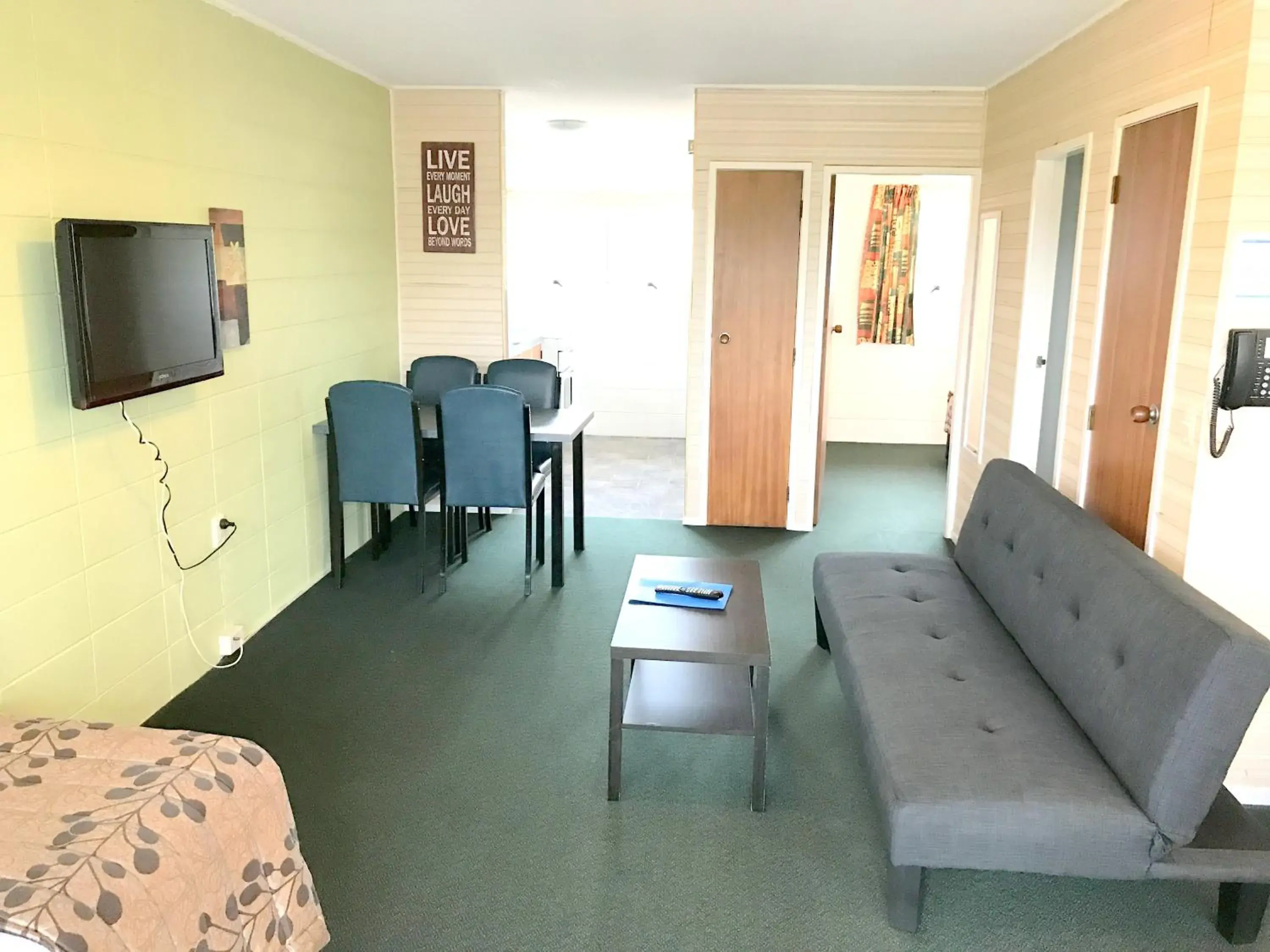 Living room, Seating Area in Greenview Motel