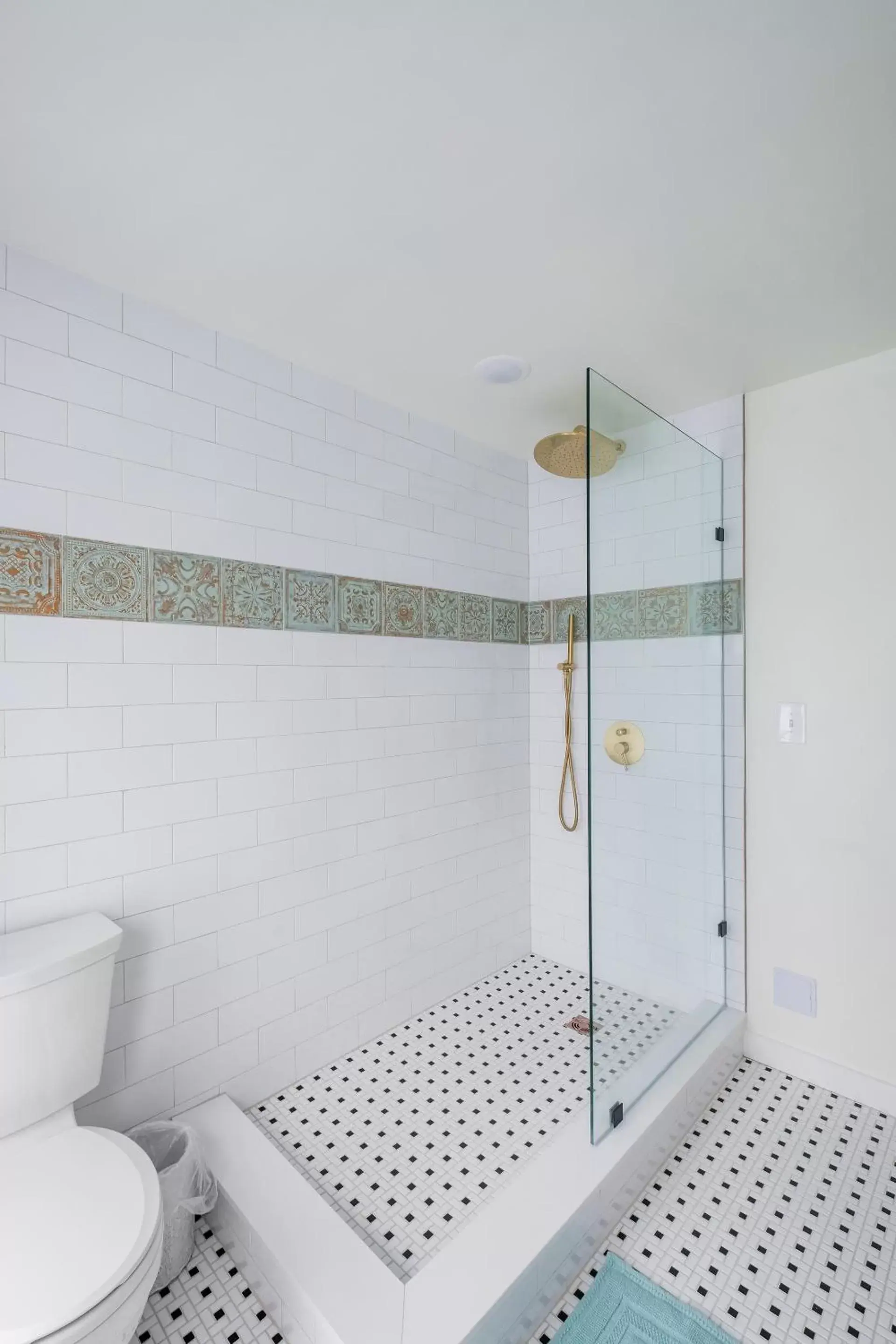 Shower, Bathroom in Scarborough Inn