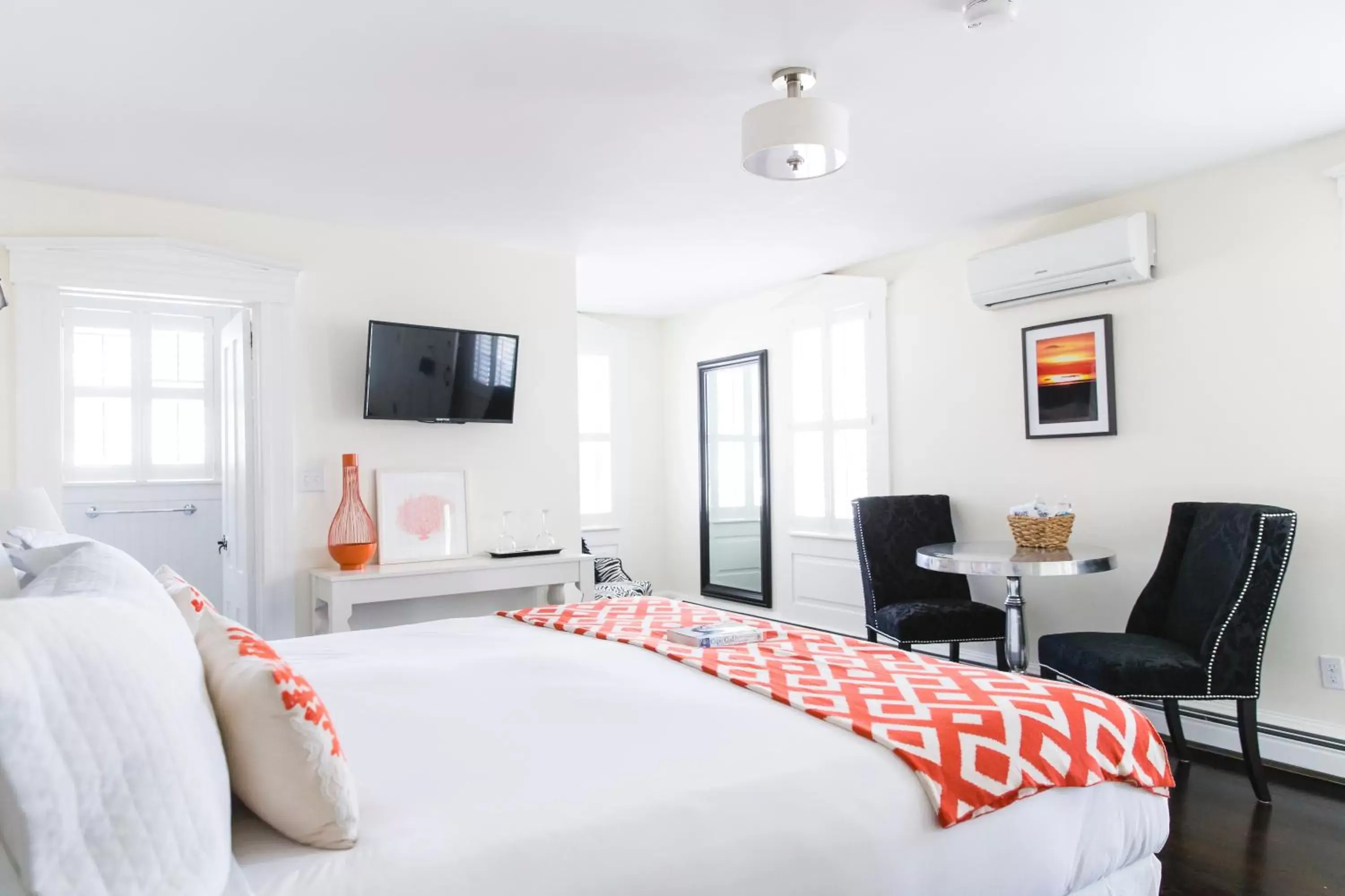 TV and multimedia in The Platinum Pebble Boutique Inn - Adults Only Property