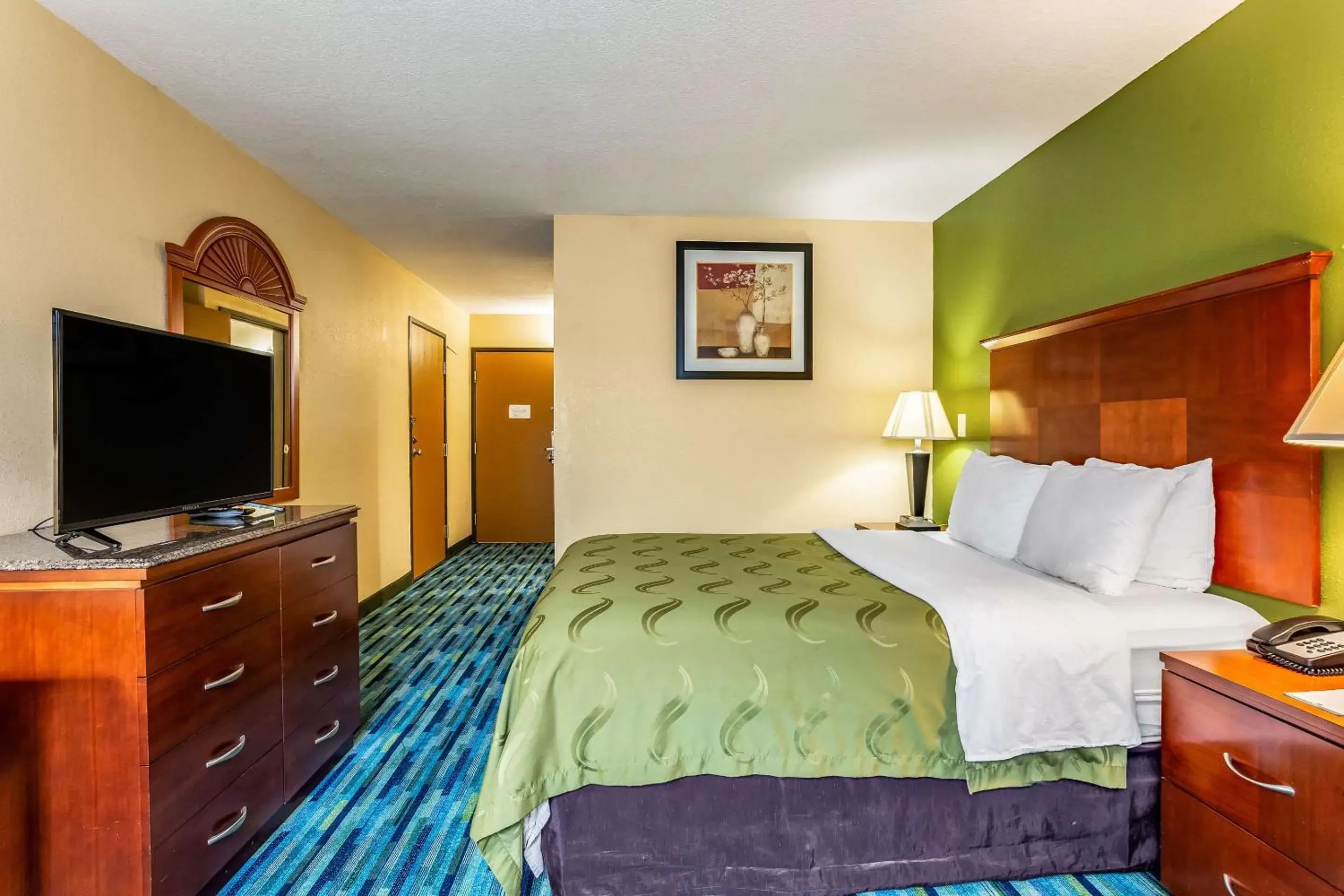 Photo of the whole room, Bed in Quality Inn Los Lunas