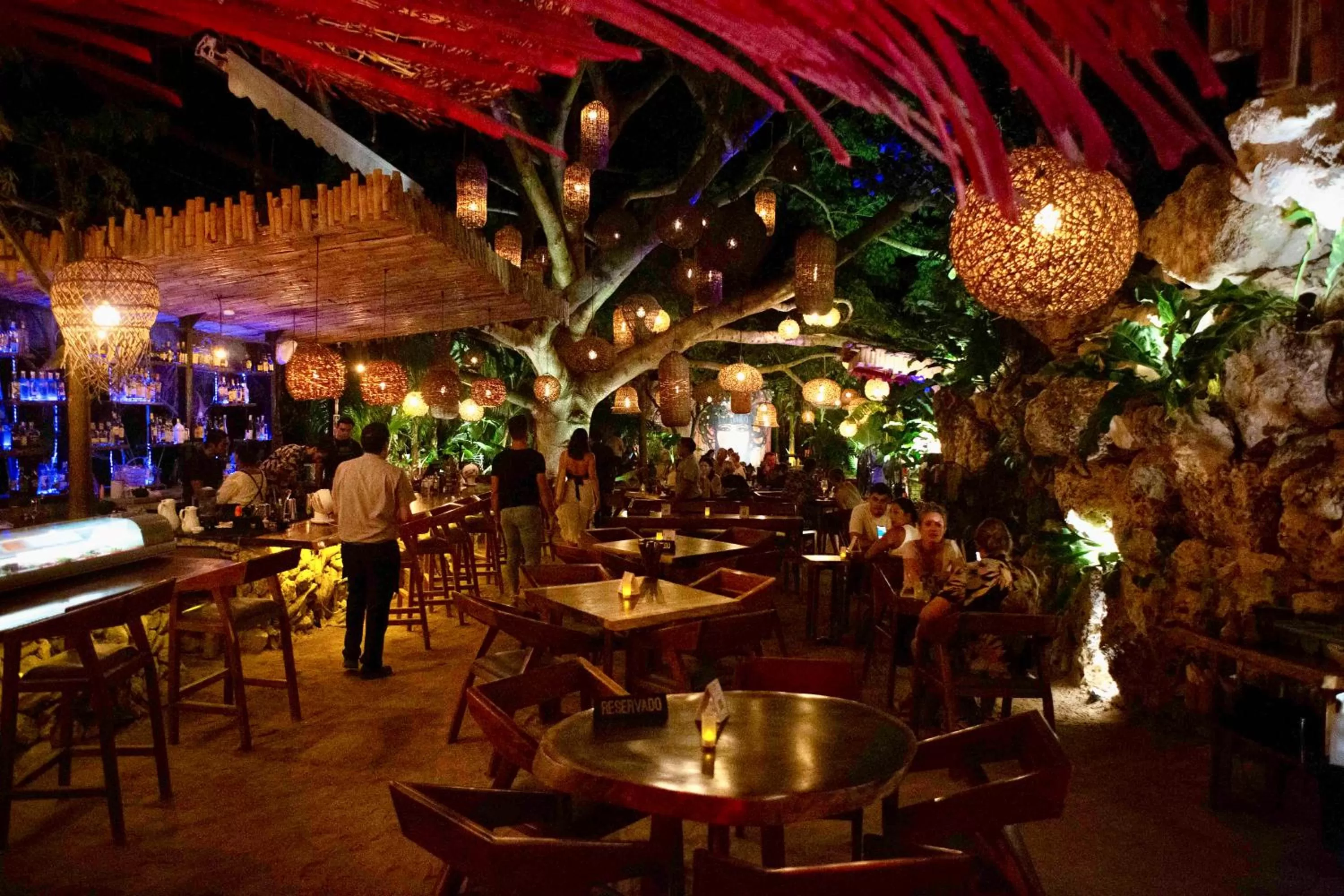 Restaurant/Places to Eat in Nomads Hotel, Hostel & Beachclub