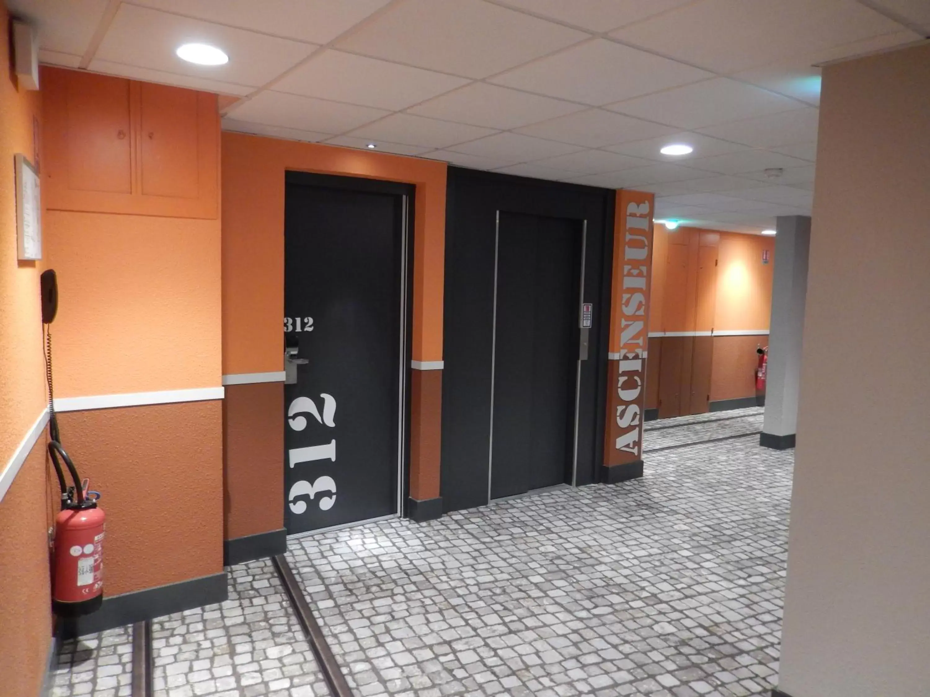 Lobby or reception in ibis Styles La Rochelle Centre