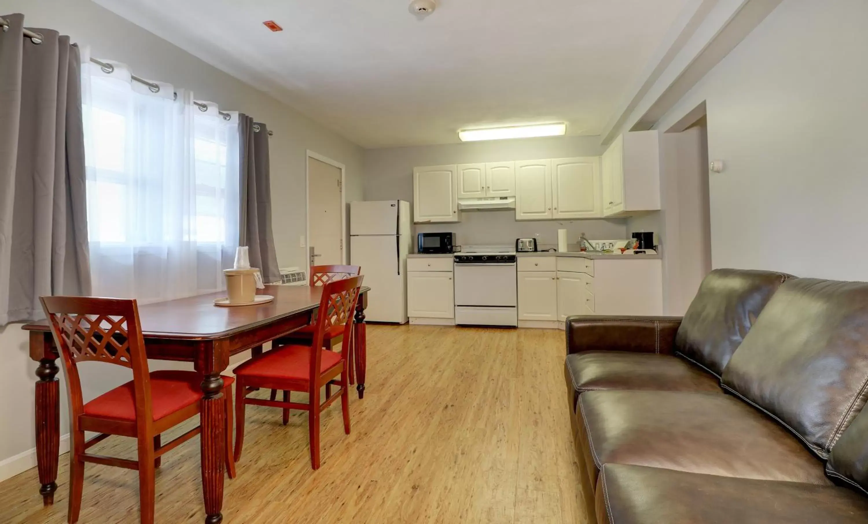 Kitchen or kitchenette, Seating Area in Hamilton Village Inn