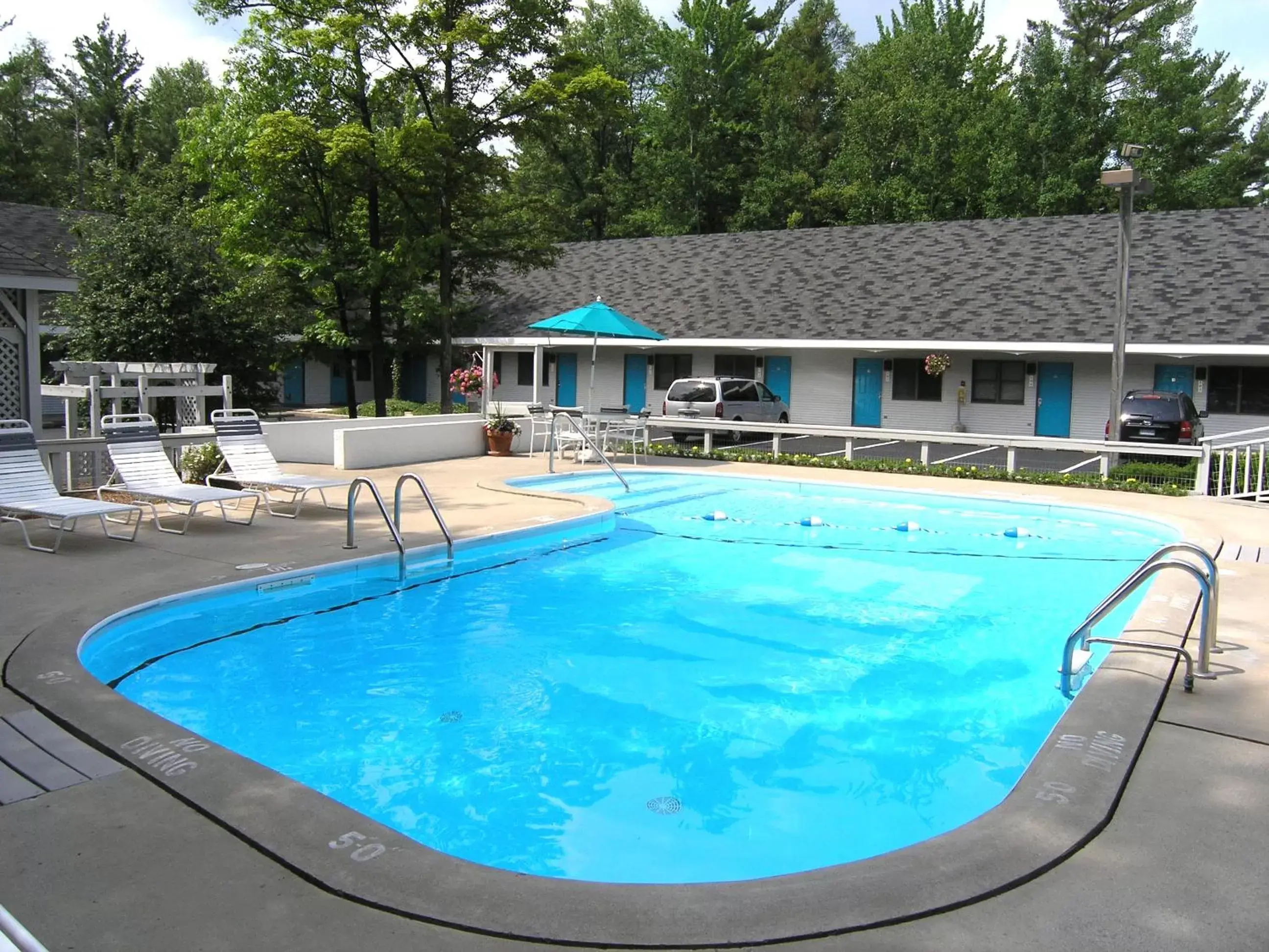 Swimming pool, Property Building in Traverse Bay Inn