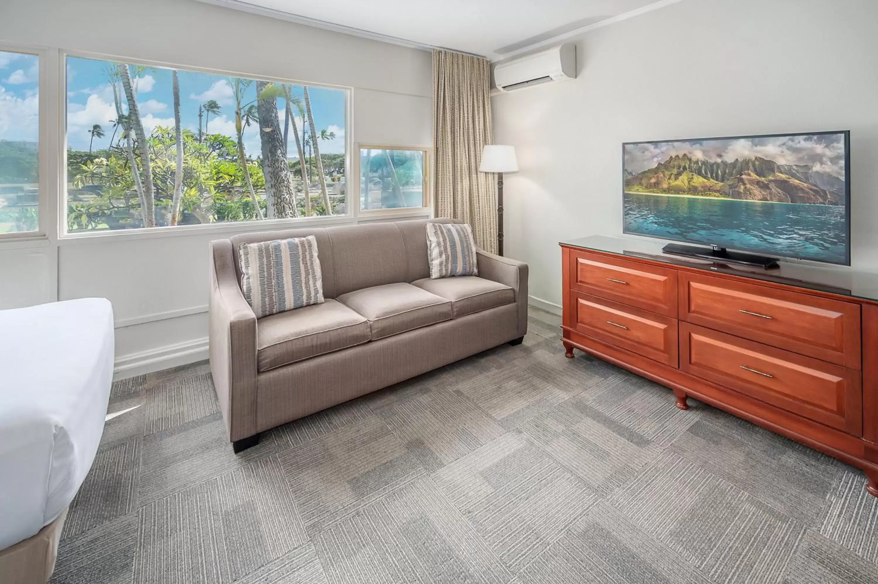 Bed, Seating Area in Maui Beach Hotel