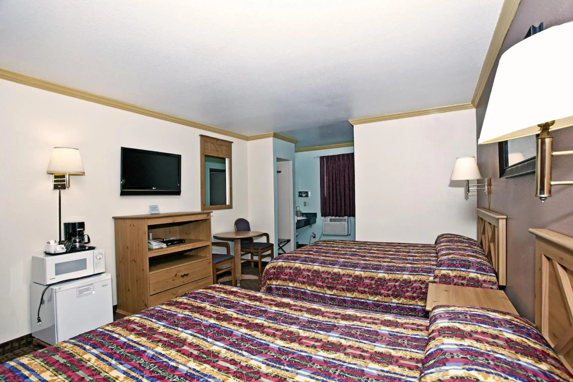 TV and multimedia, Bed in National 9 Inn - Placerville