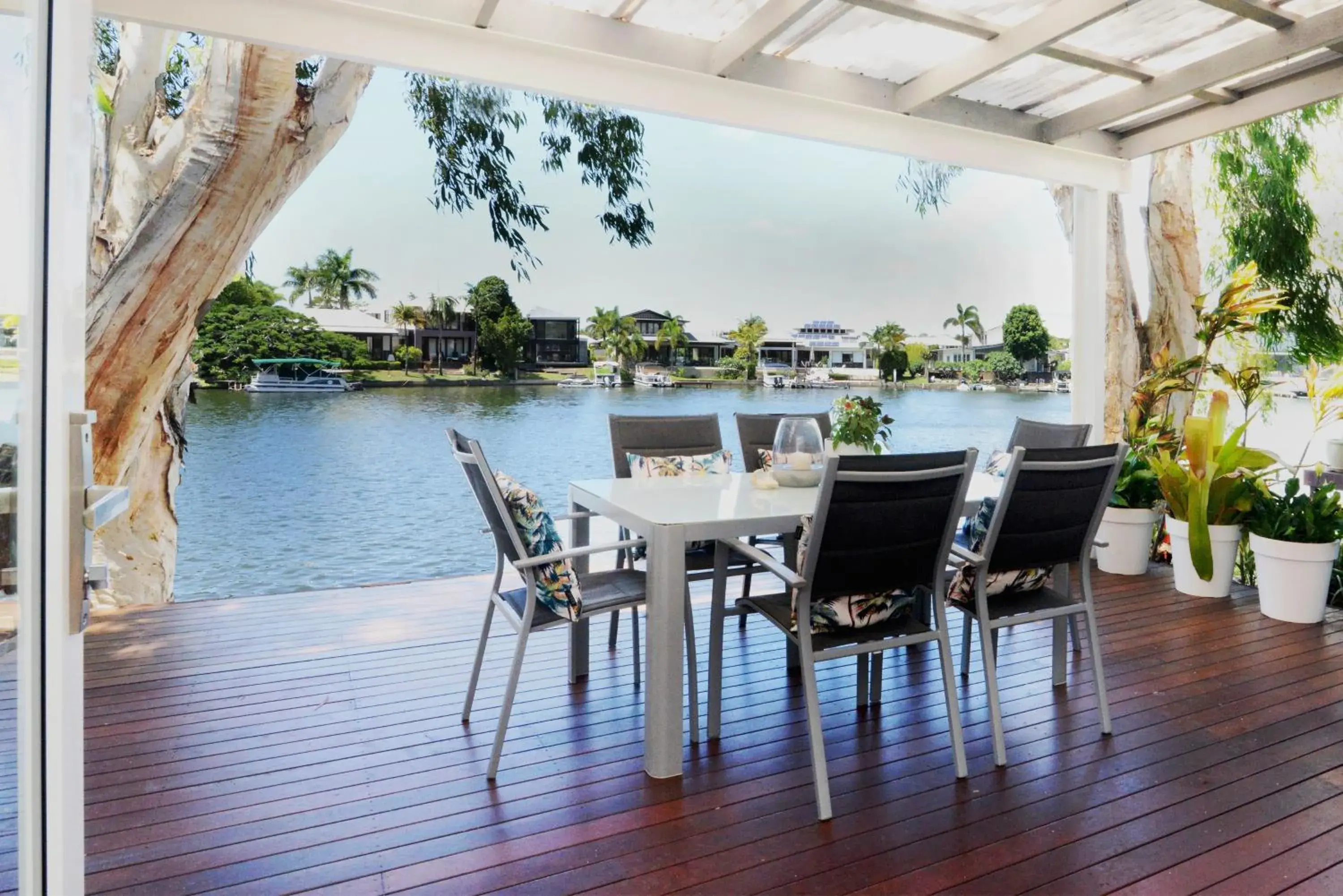 Restaurant/Places to Eat in Noosa Entrance Waterfront Resort