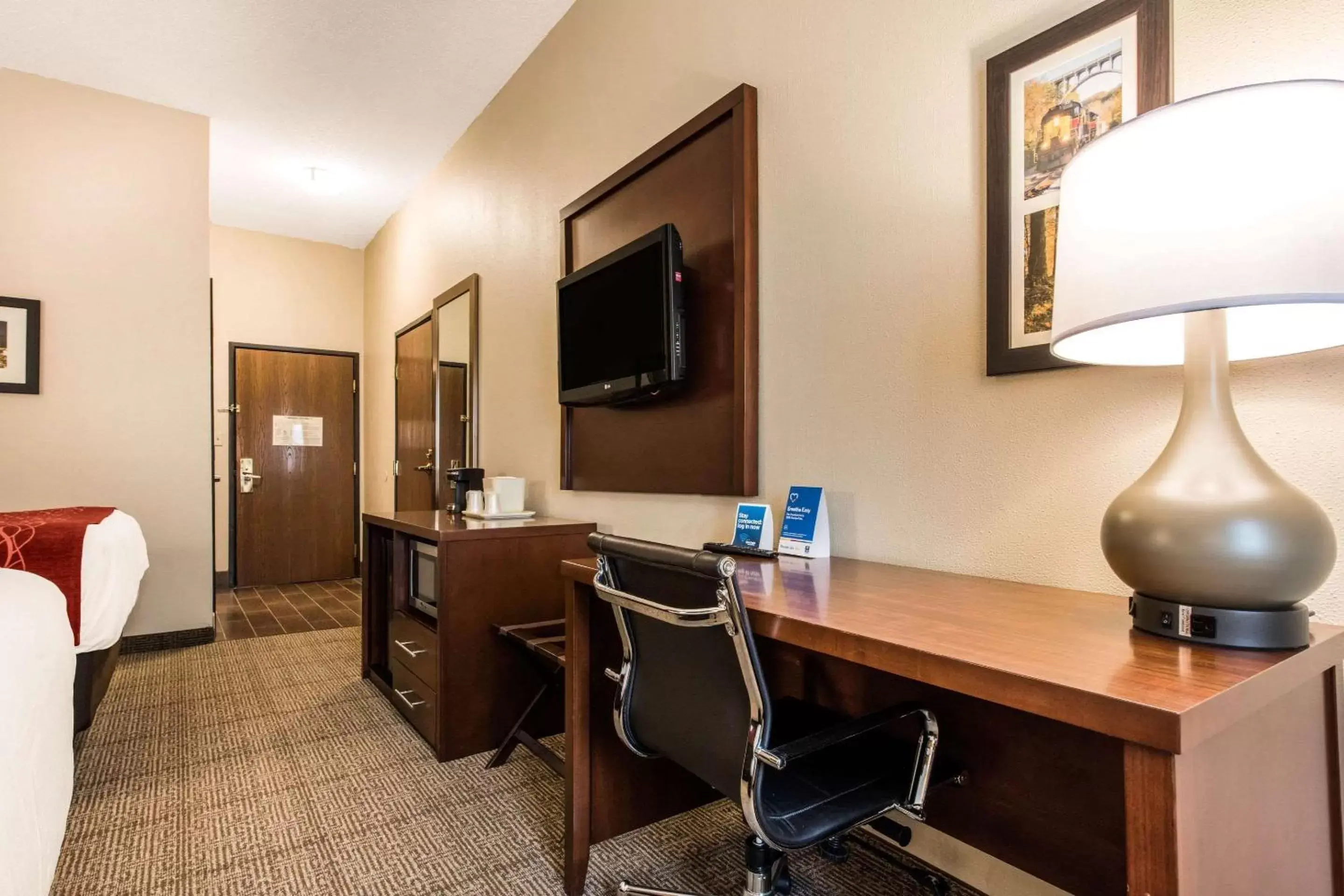 Photo of the whole room, TV/Entertainment Center in Comfort Inn & Suites Streetsboro - Kent