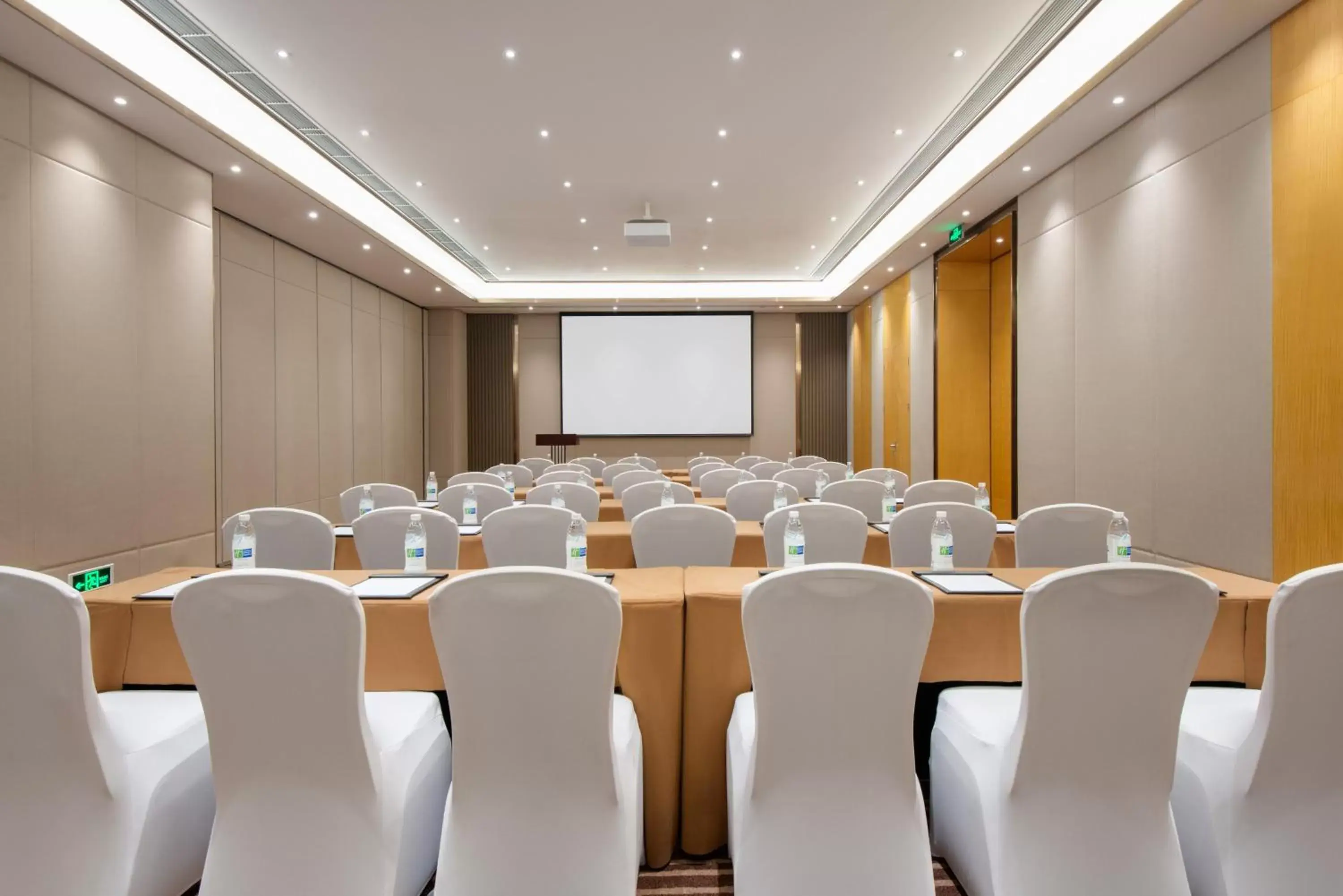 Meeting/conference room in Holiday Inn Express Gulou Chengdu, an IHG Hotel