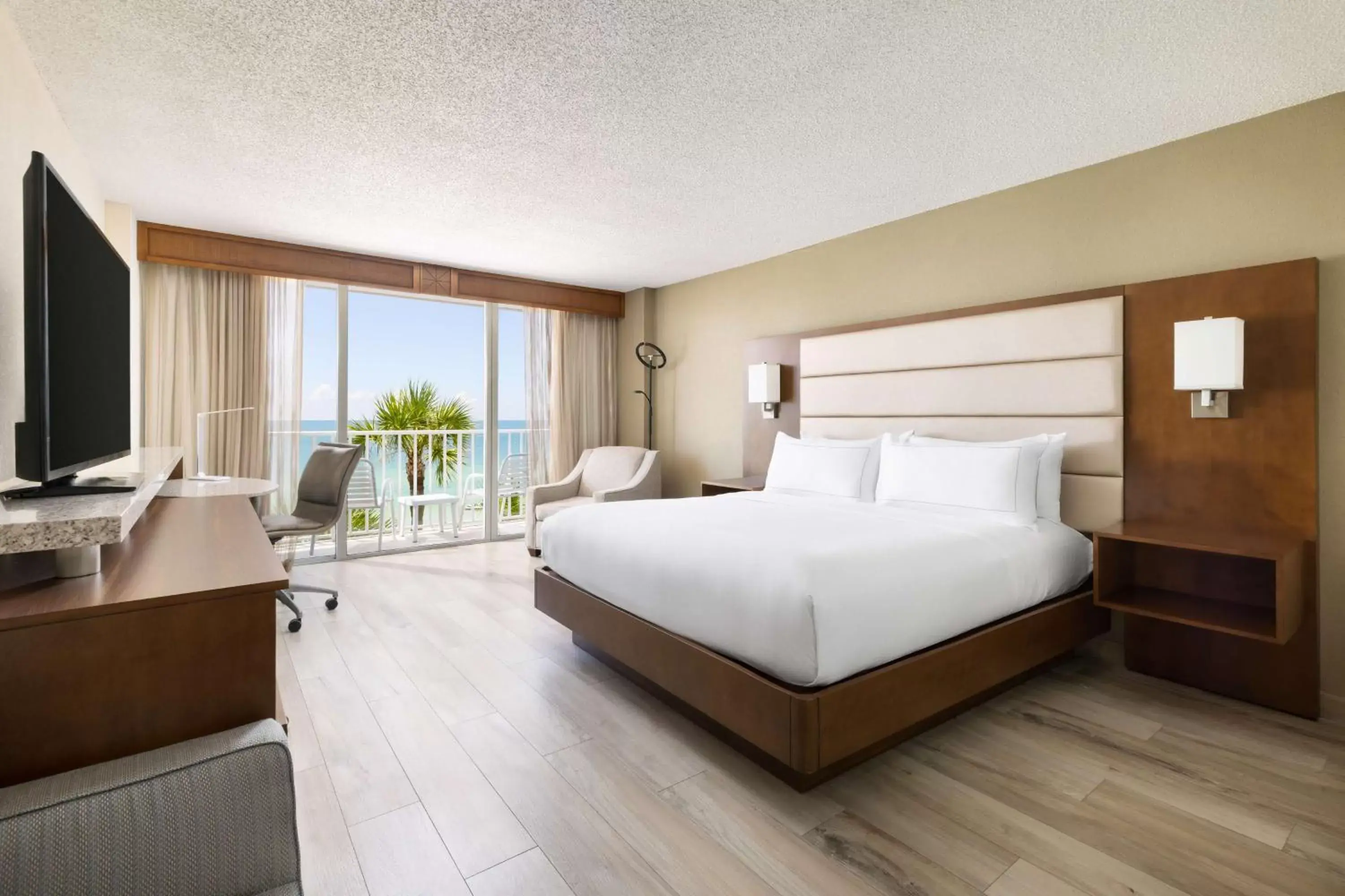Bed in DoubleTree Beach Resort by Hilton Tampa Bay – North Redington Beach