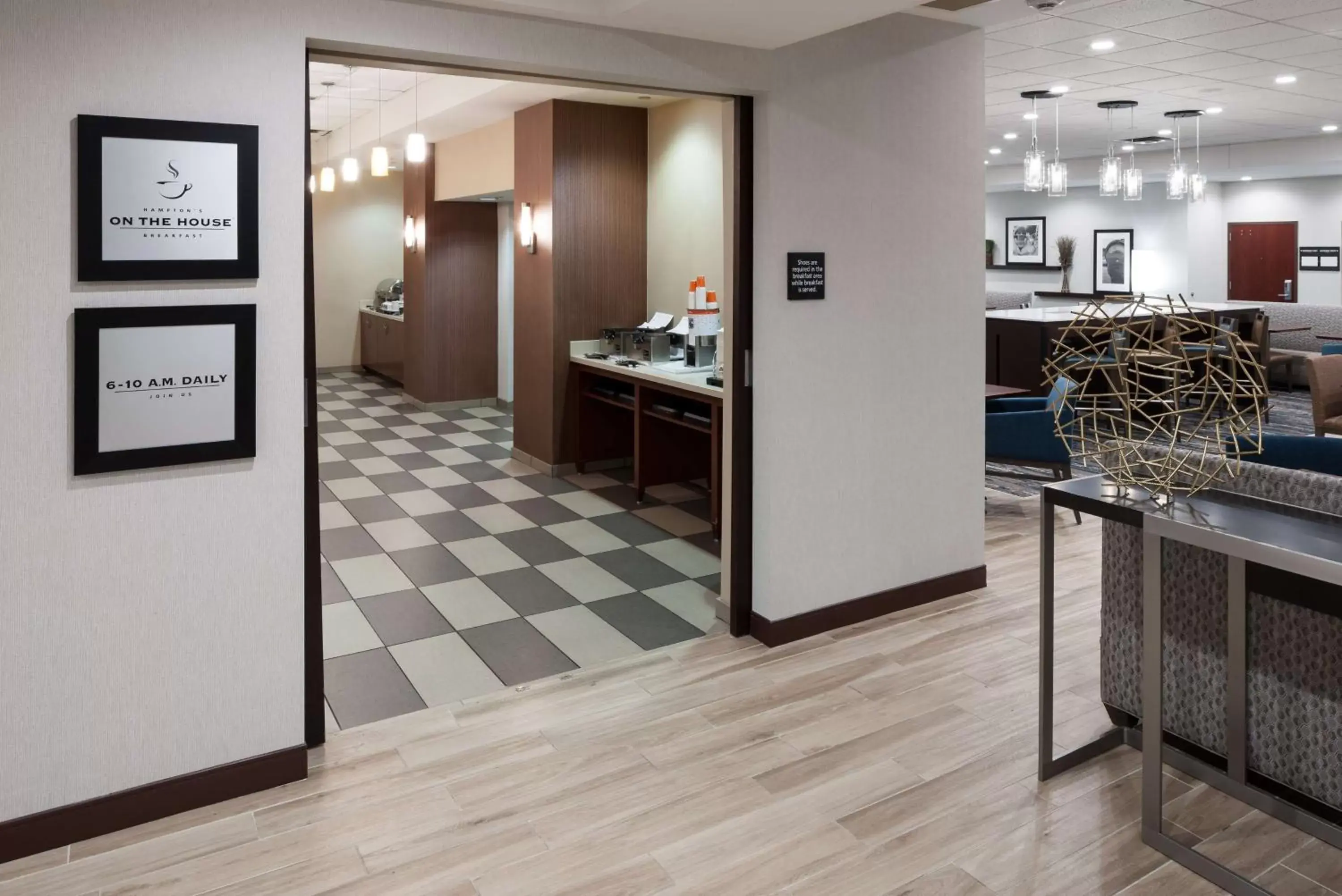 Breakfast, Kitchen/Kitchenette in Hampton Inn St Louis- at the Arch