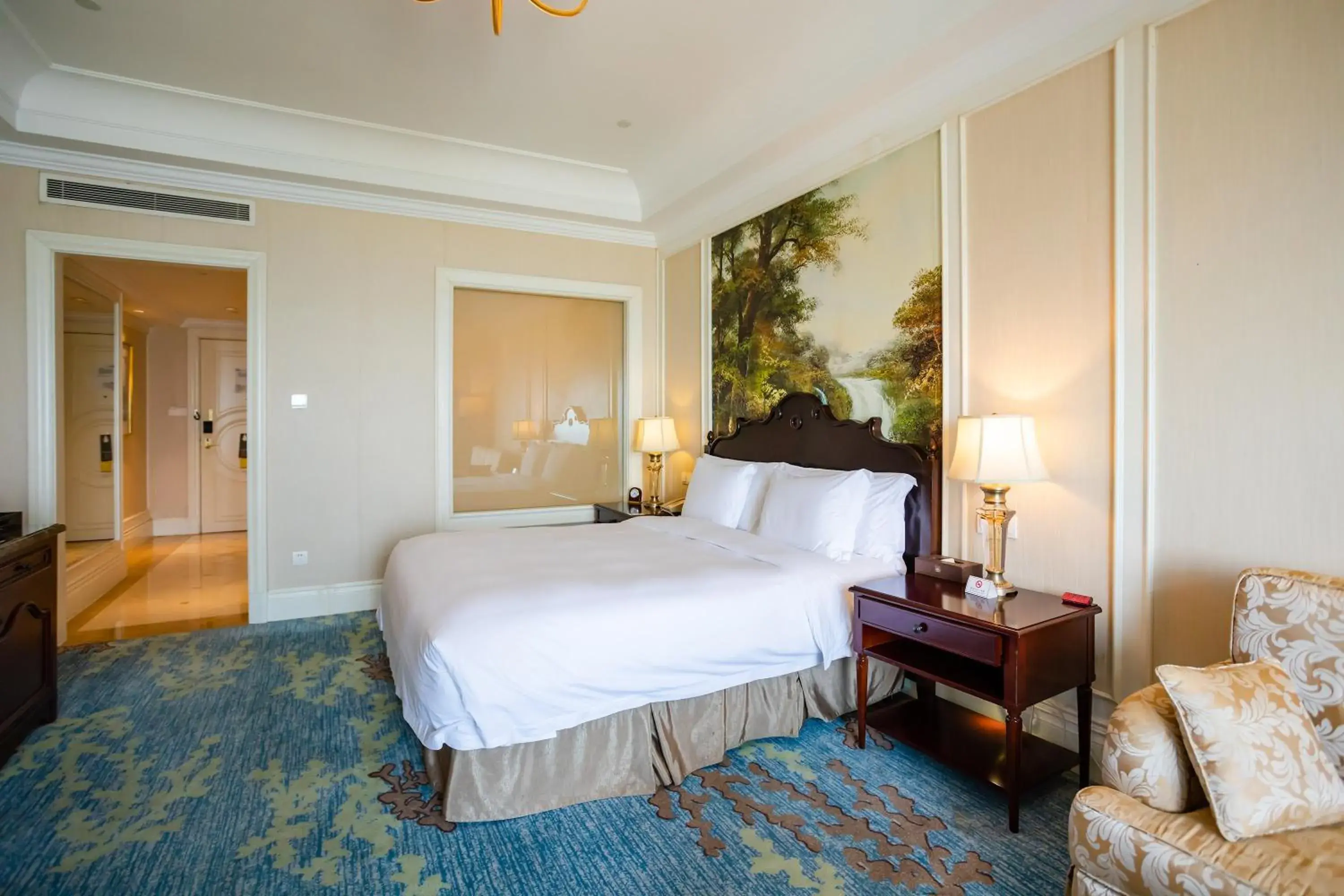 Photo of the whole room, Bed in Crowne Plaza Ocean Spring Resort, an IHG Hotel