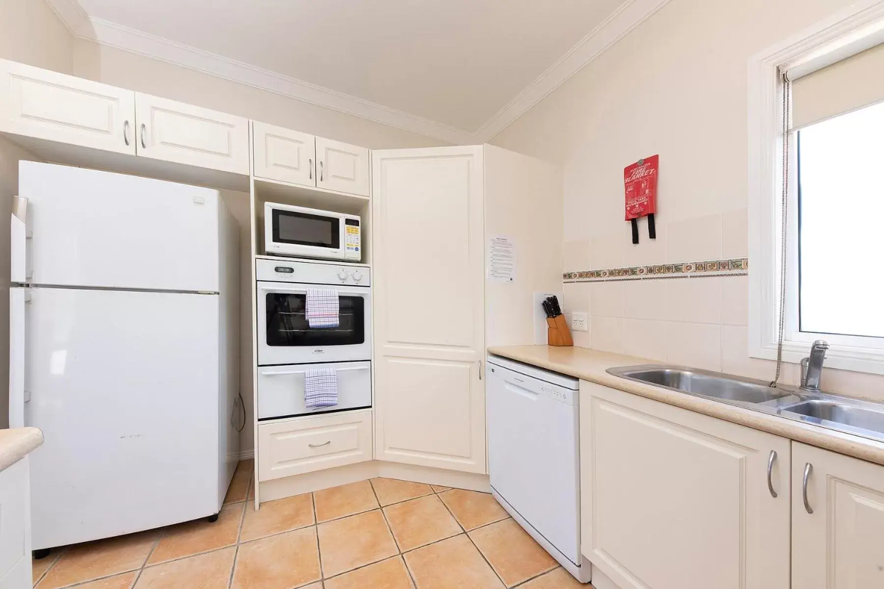 Kitchen/Kitchenette in Meridian Beachside Apartments