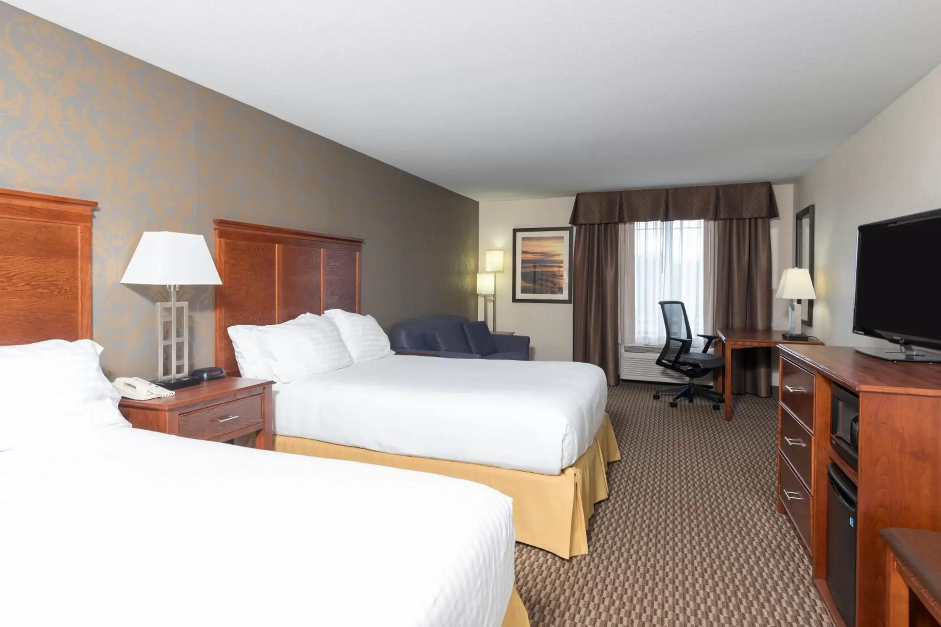 Photo of the whole room, Bed in Holiday Inn Express Holland by IHG Photo of the whole room, Bed in Holiday Inn Express Holland by IHG