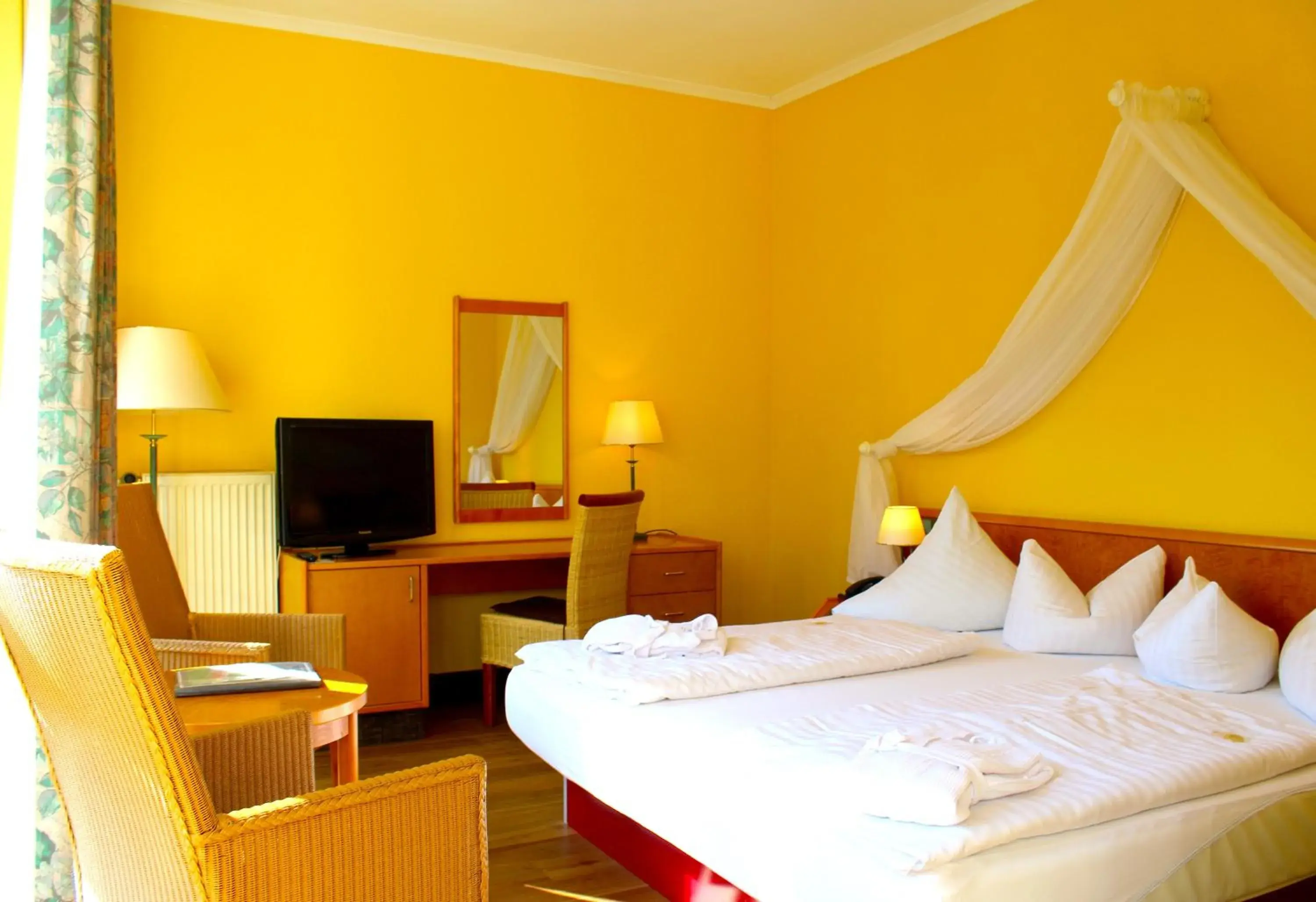 Photo of the whole room, Bed in Park Hotel Fasanerie Neustrelitz