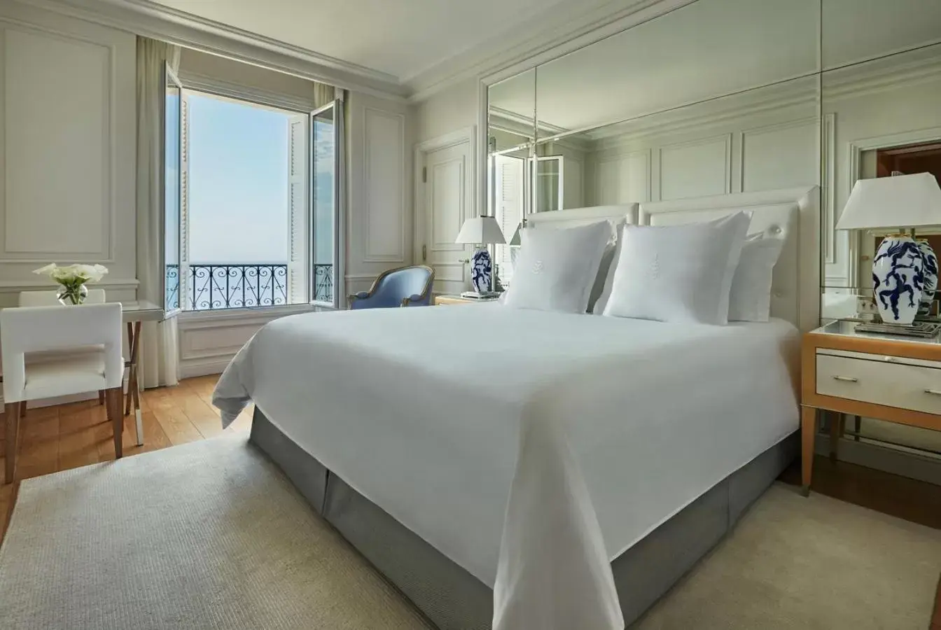 Bed in Grand-Hôtel du Cap-Ferrat, A Four Seasons Hotel