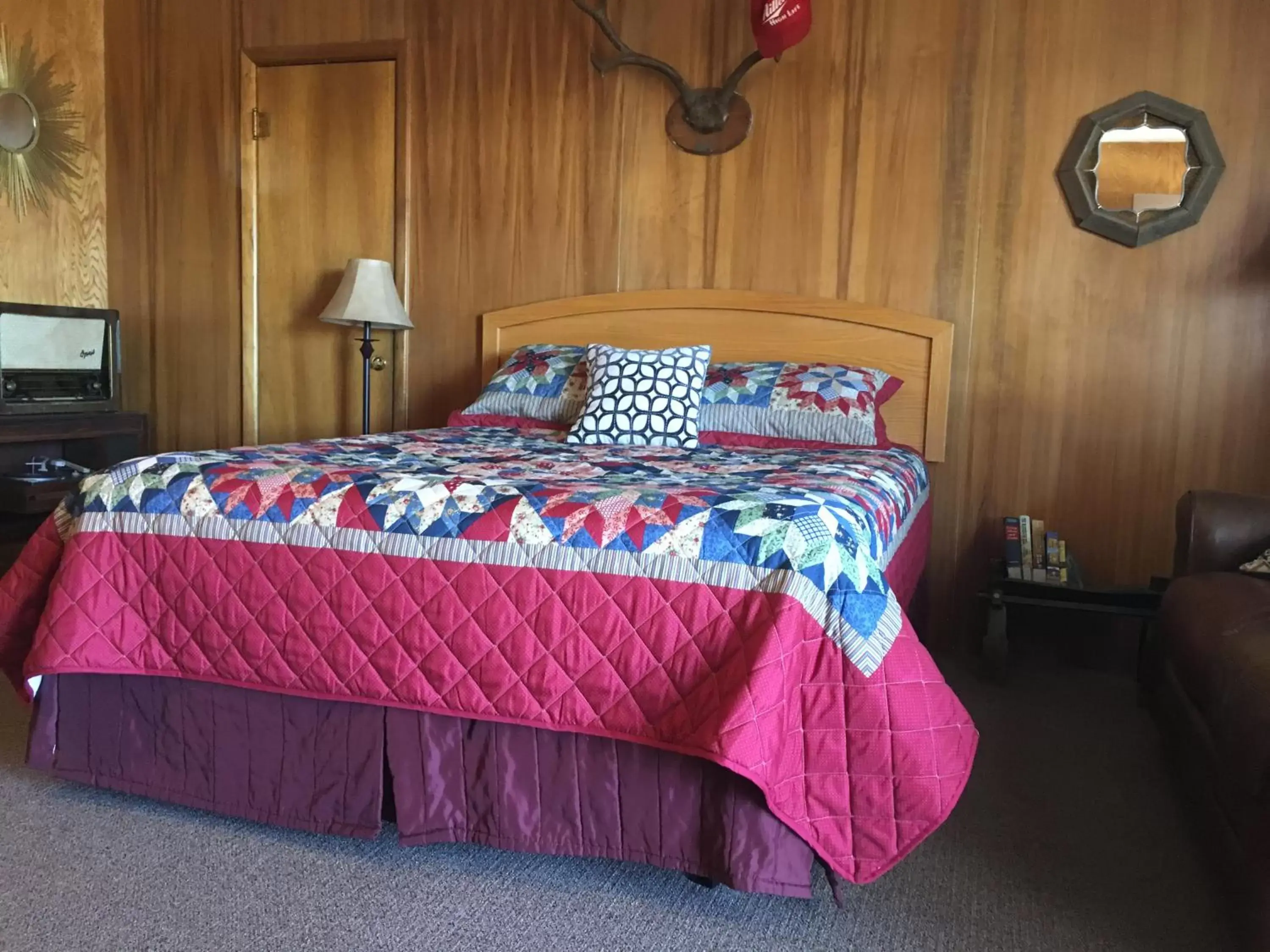 Bed in Raton Pass Motor Inn