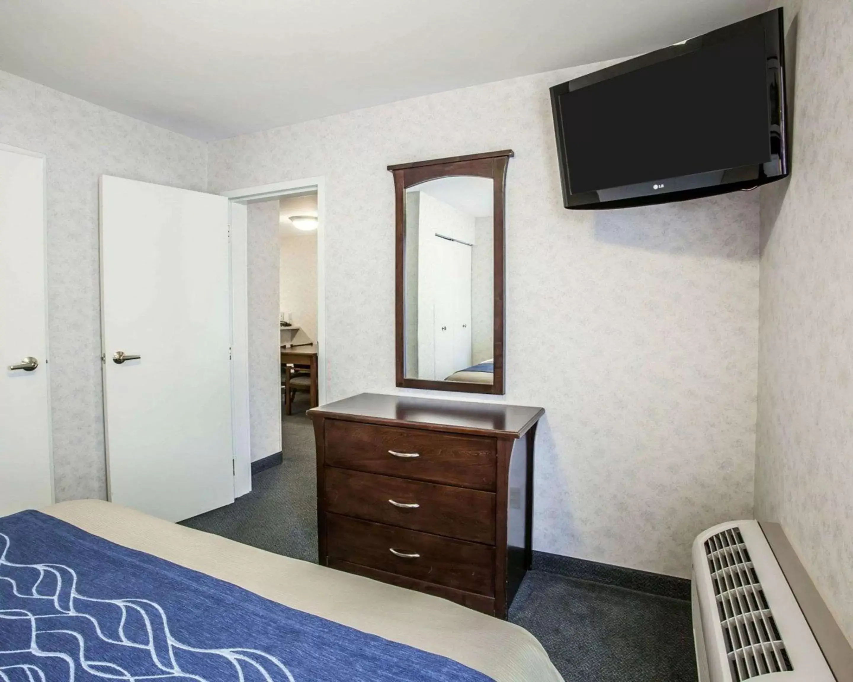 Bedroom, TV/Entertainment Center in Comfort Inn Bellingham