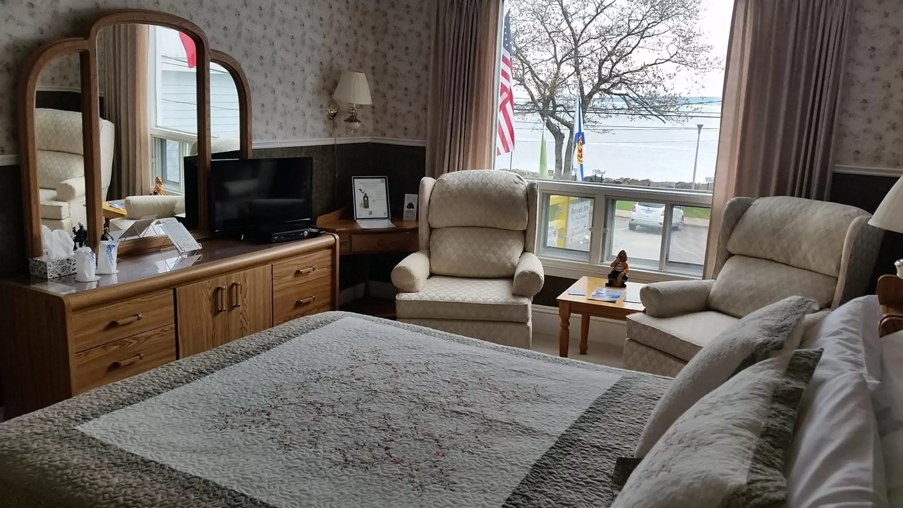 Bedroom, Seating Area in Bayside Inn