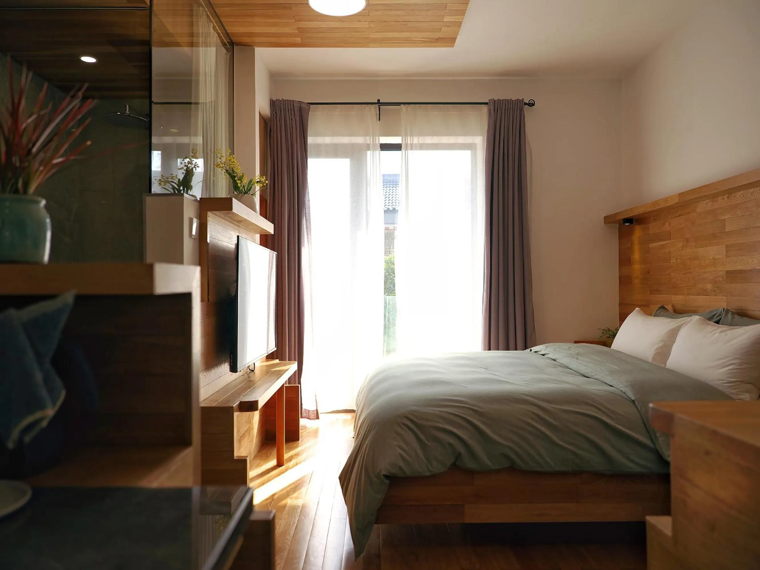 Photo of the whole room, Bed in Rock&Wood Cozy House