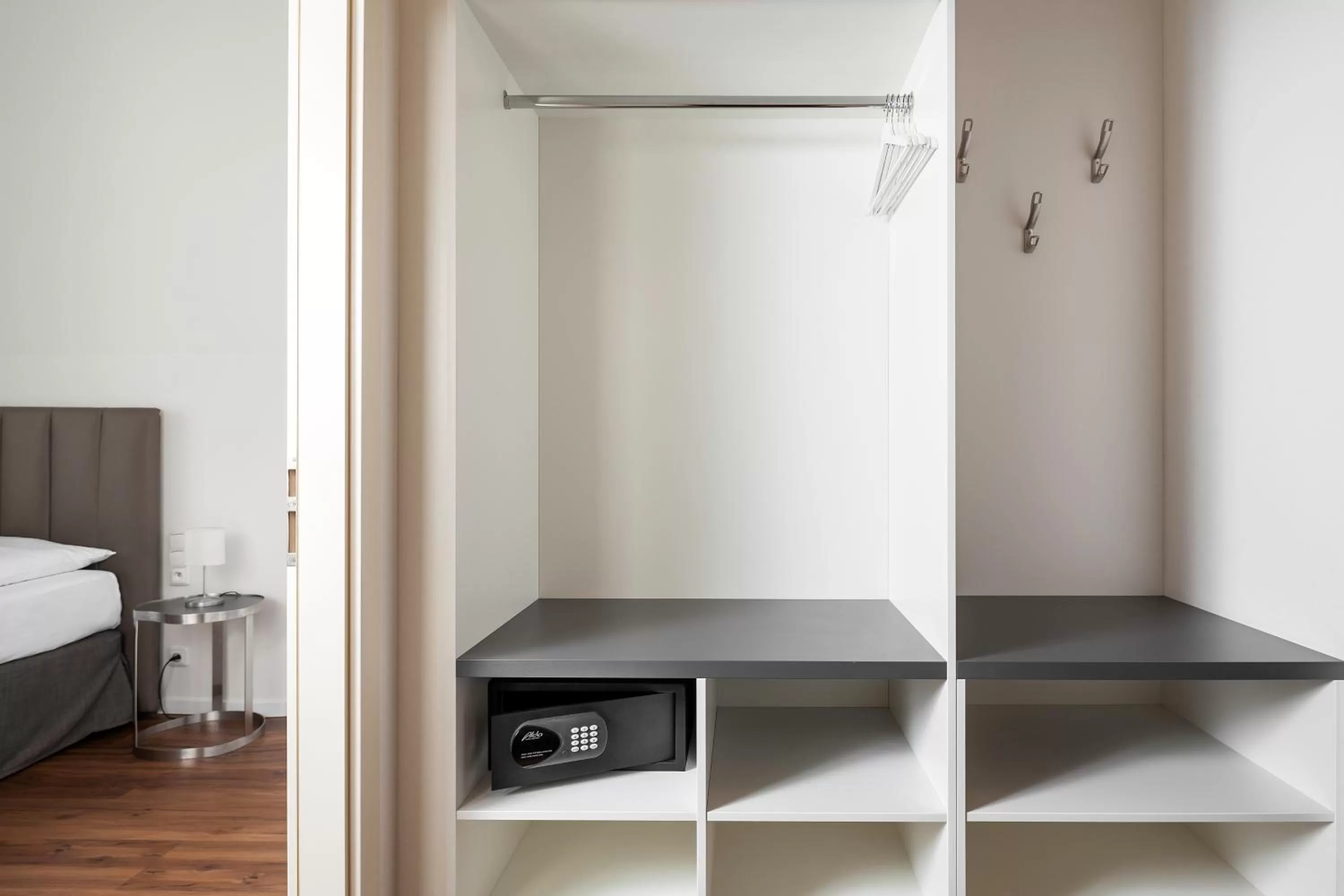 safe, Bed in Elizabeth Suites