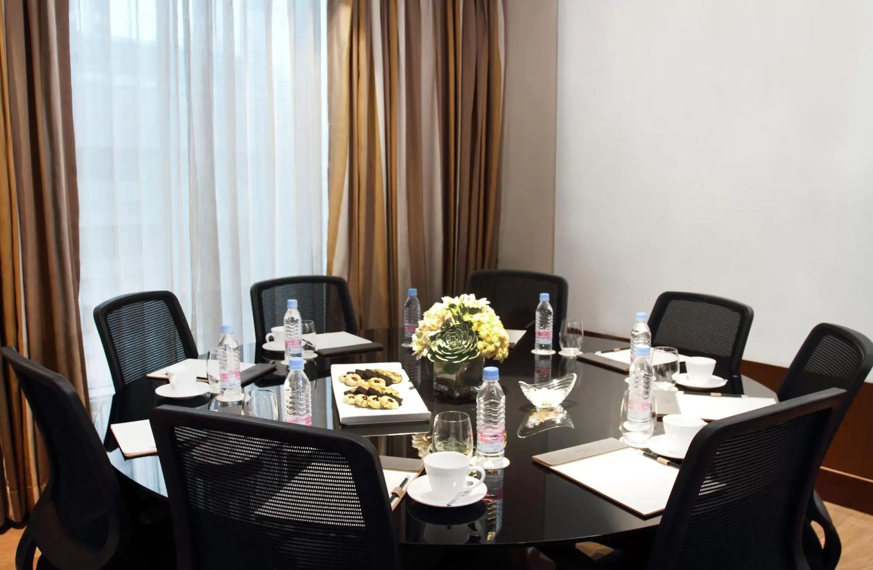 Meeting/conference room, Restaurant/Places to Eat in Makati Diamond Residences