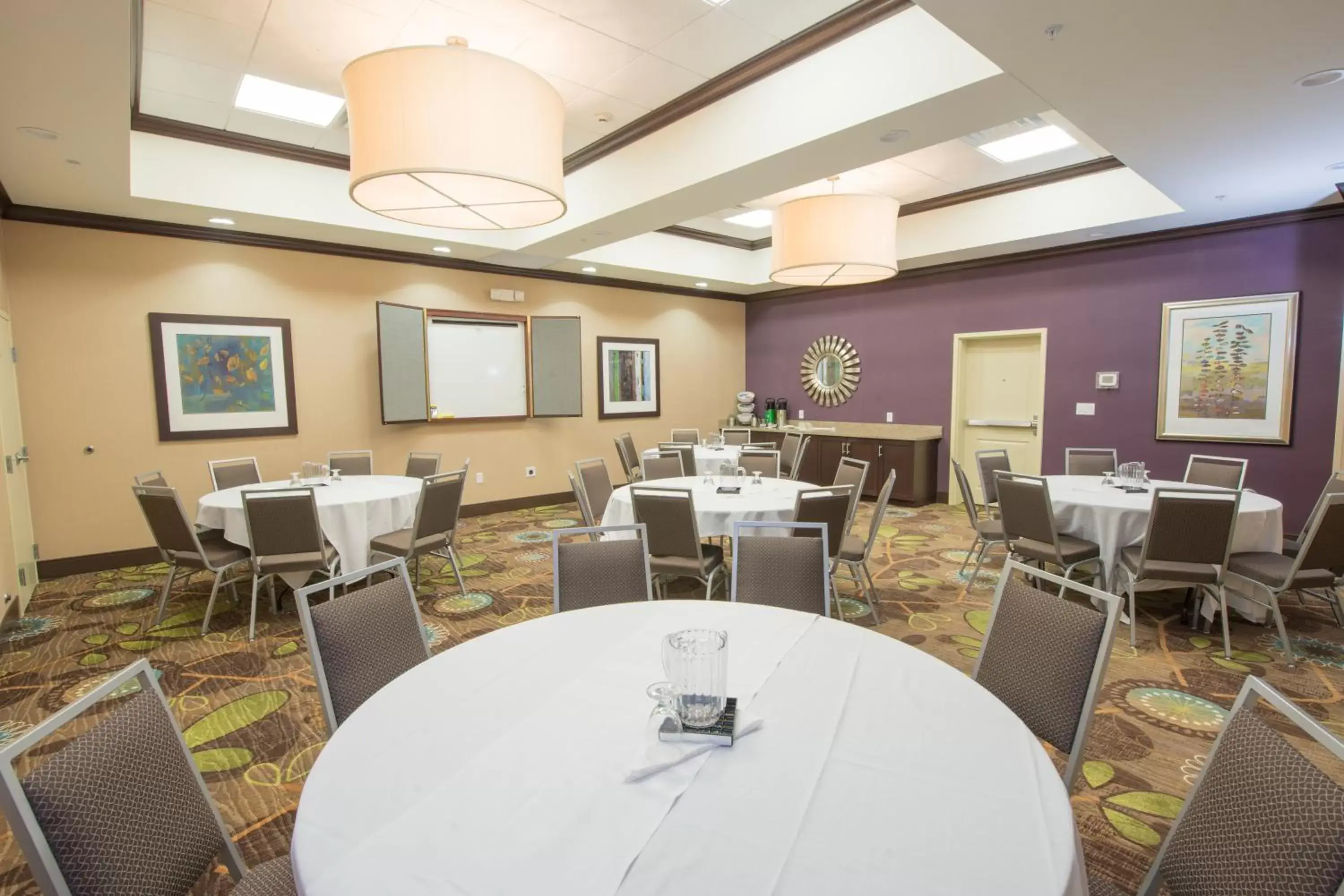 Meeting/conference room, Restaurant/Places to Eat in Holiday Inn Bismarck, an IHG Hotel