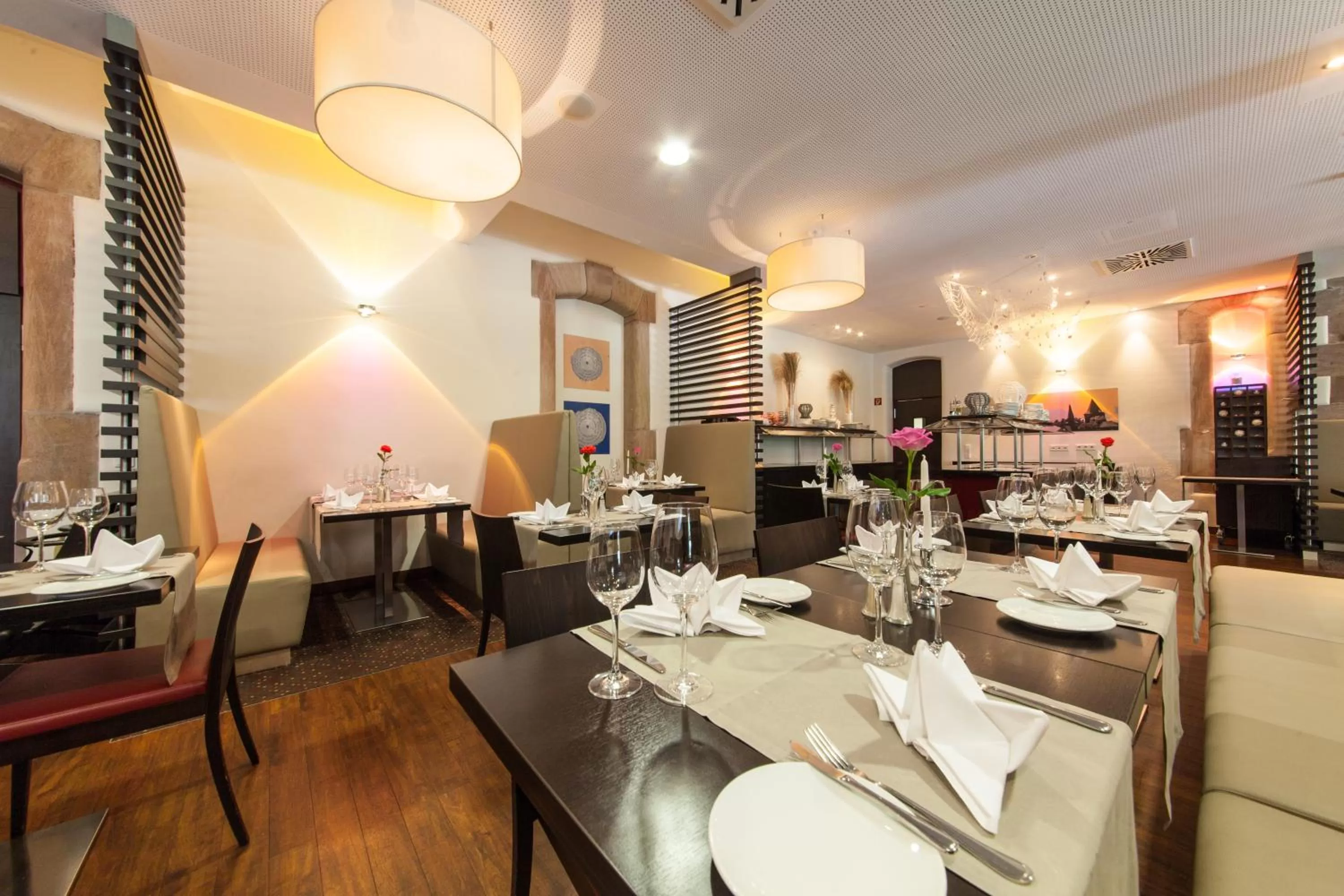 Restaurant/places to eat in Novina Hotel Tillypark