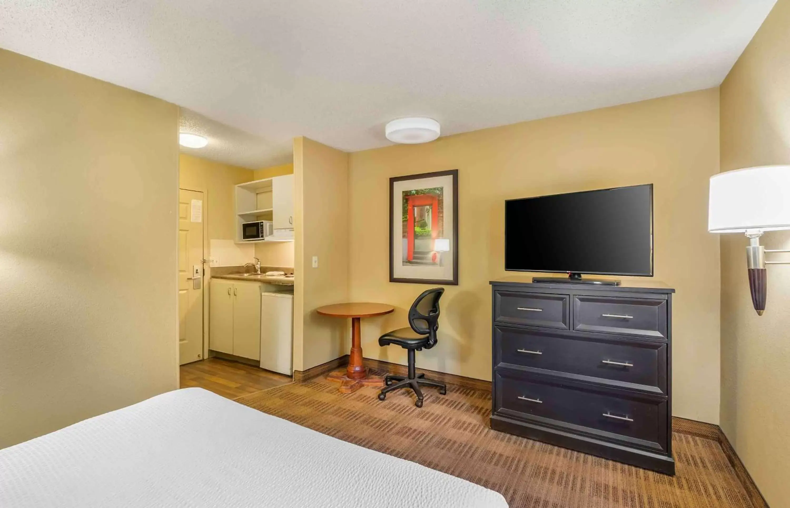 Bedroom, TV/Entertainment Center in Extended Stay America Suites - Chesapeake - Churchland Blvd