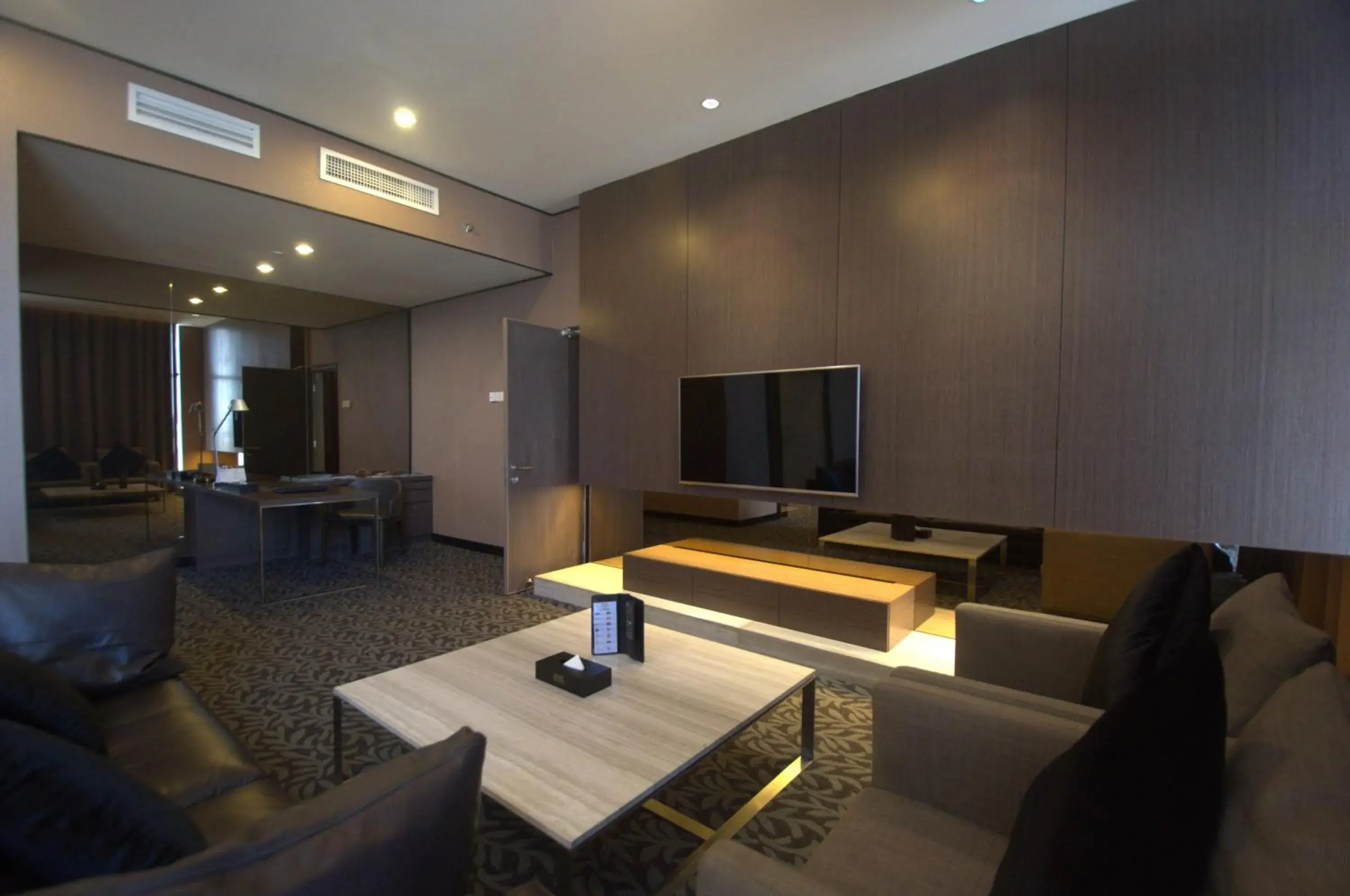 Living room, TV/Entertainment Center in Grand Alora Hotel