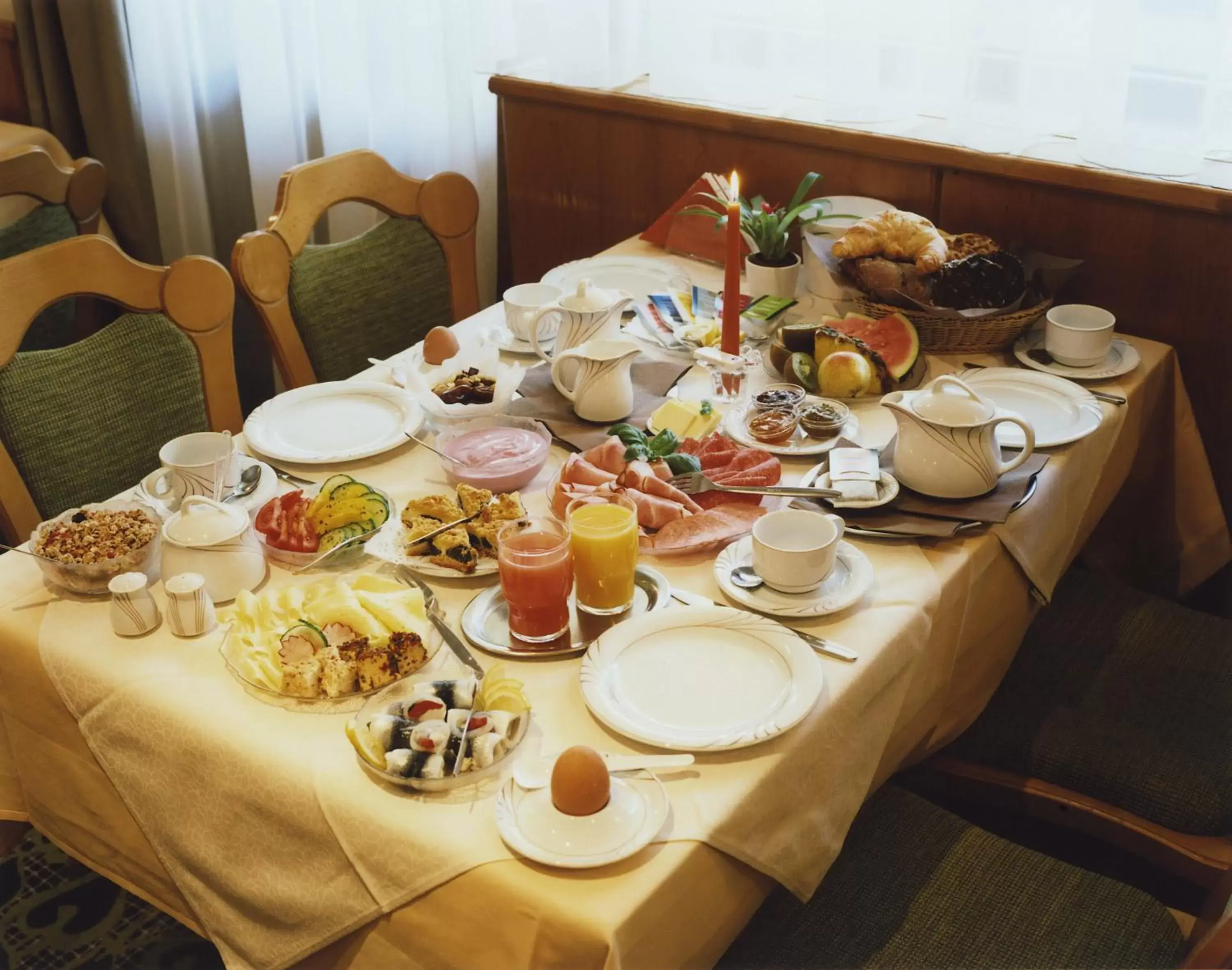 Buffet breakfast in Hotel Jedermann