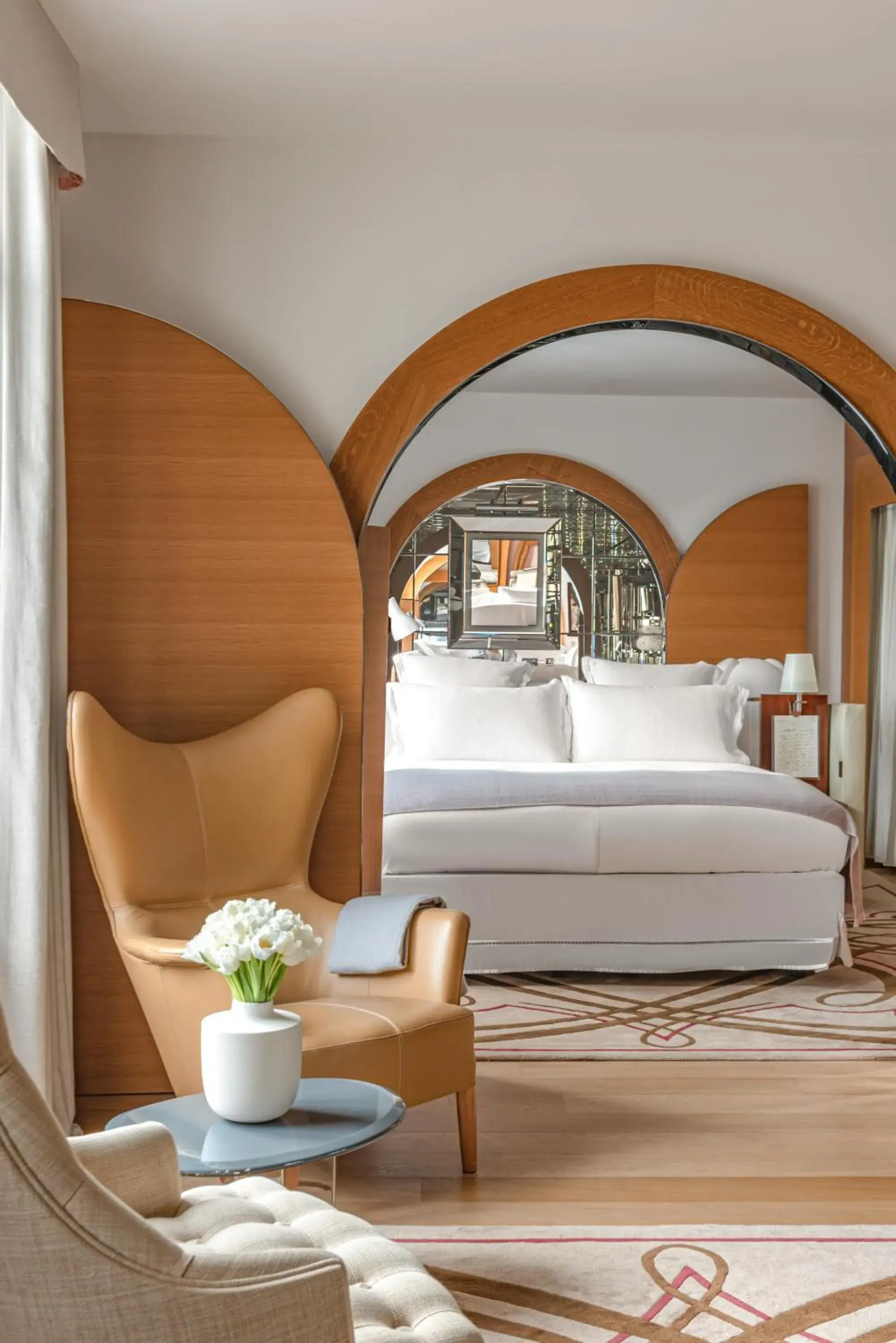 Living room, Bed in Le Royal Monceau Hotel Raffles Paris